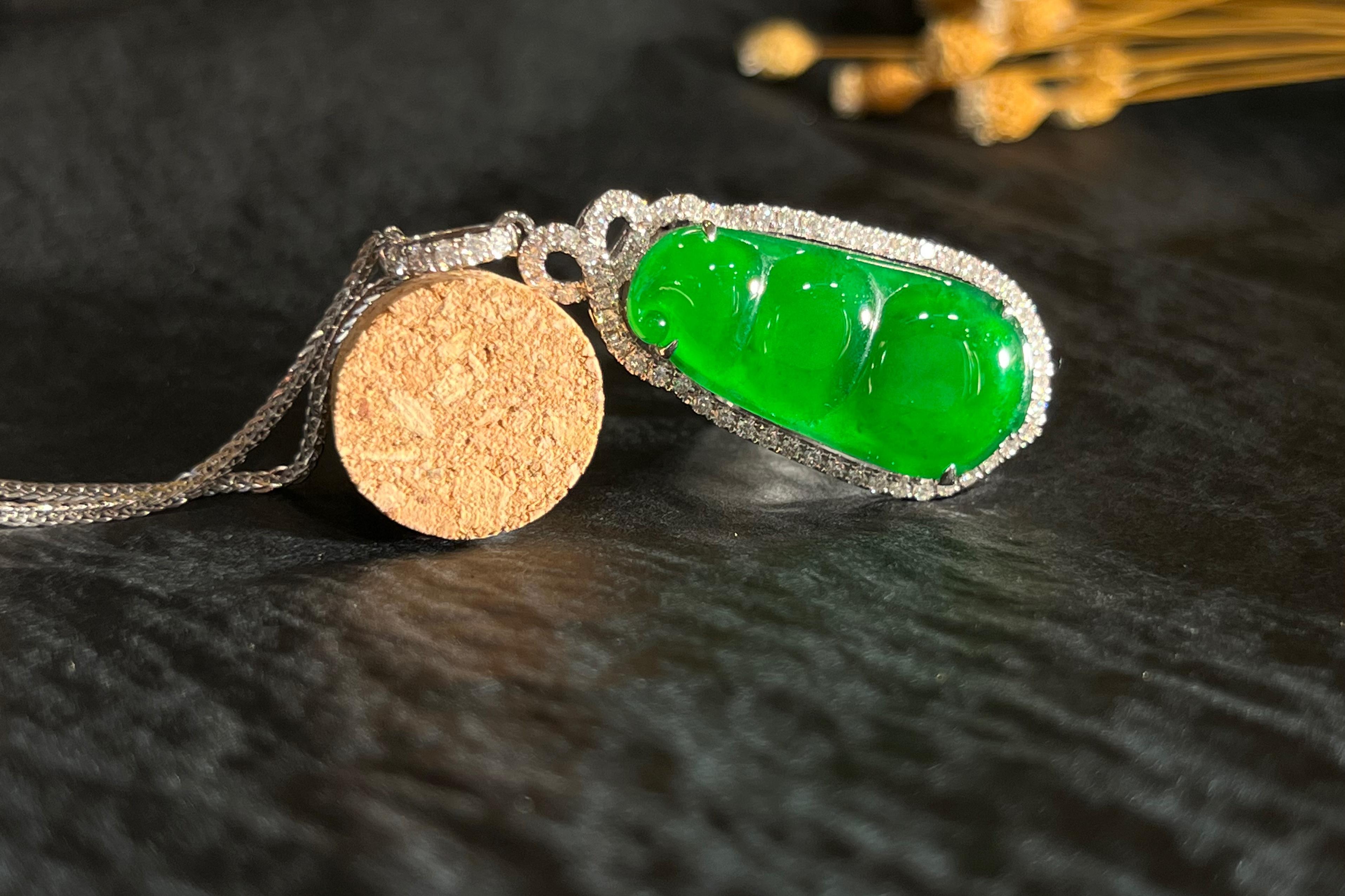 Pendentif émeraude verte et diamants en or 18 carats Neuf - En vente à Macau, MO