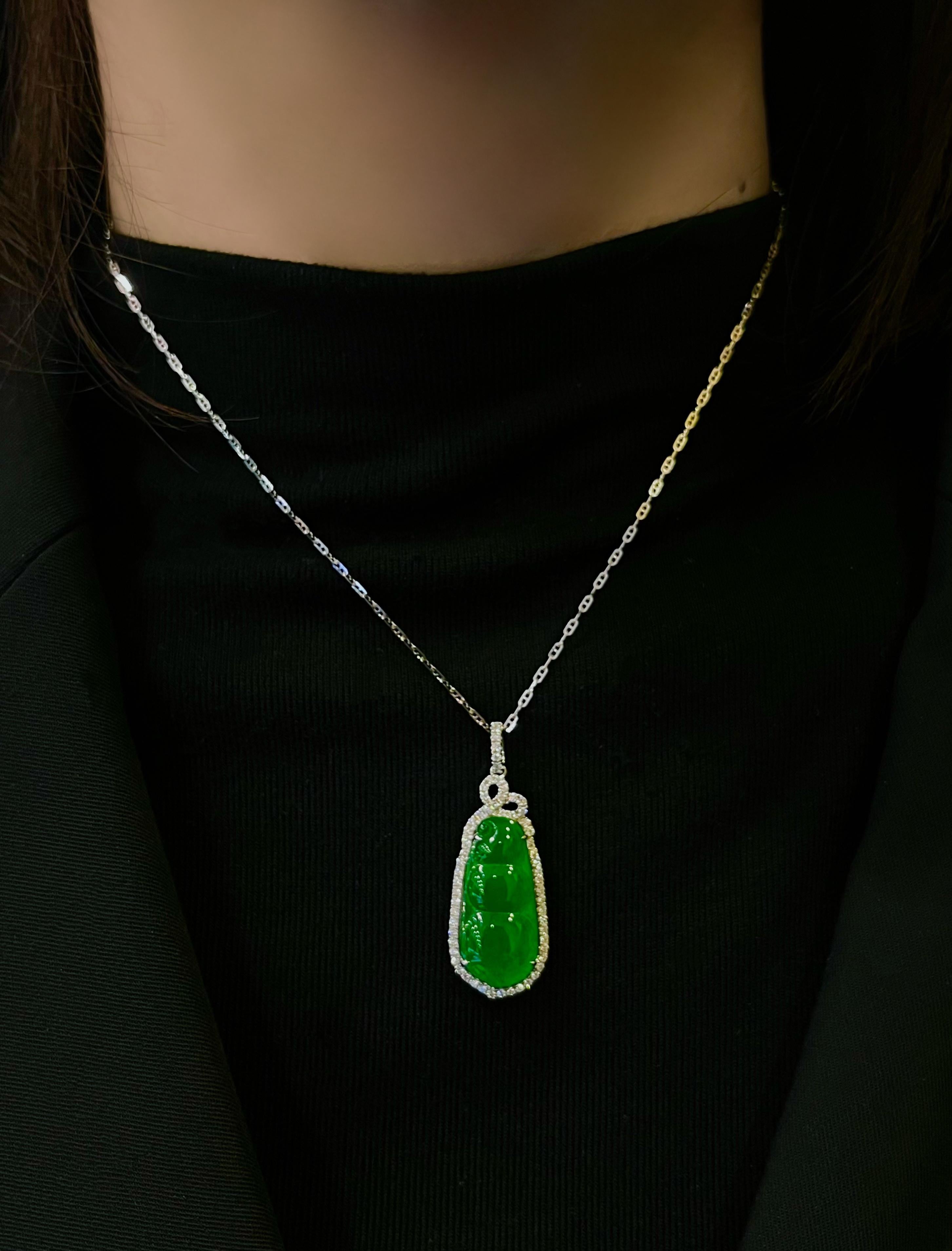 Pendentif émeraude verte et diamants en or 18 carats en vente 1