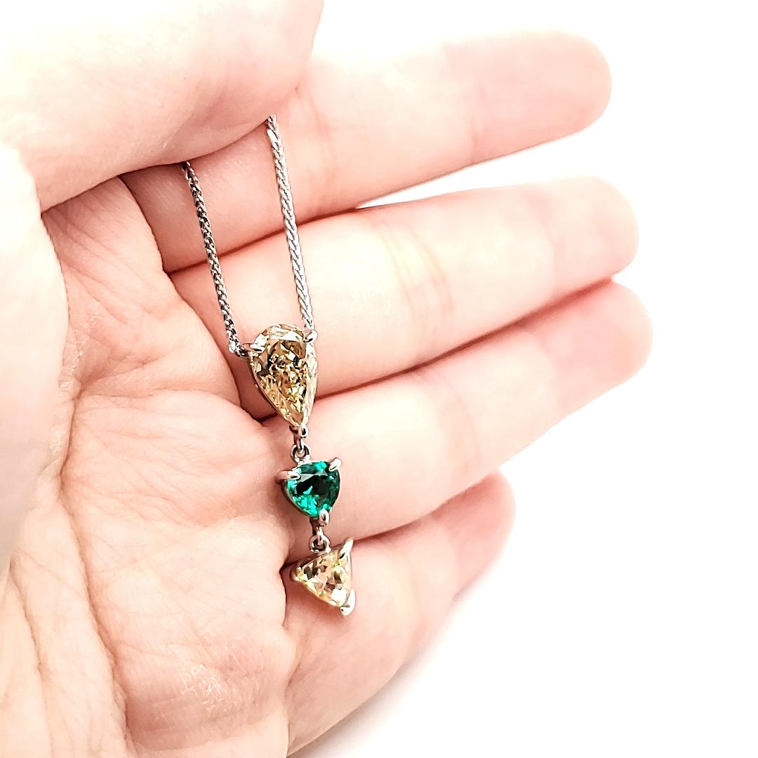 Natural Emerald Heart and Diamond Drop Necklace with 18k White Gold Chain in vendita 1