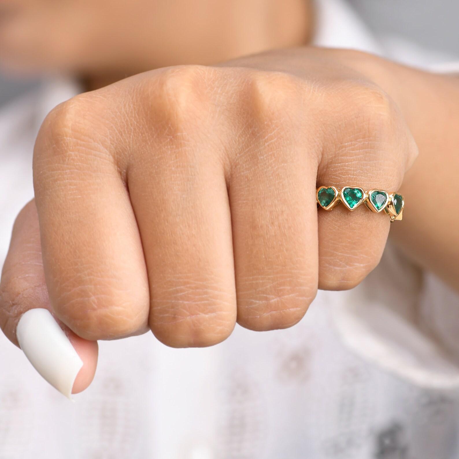 Echte Smaragd Herz geschnitten Lünette gesetzt Ewigkeit Band Ring in 18K Gold  Natürliche Herzform Smaragd Band Gold  Herzschliff Smaragd Ring Gold

EDELSTEIN-DETAILS :
✦ Edelstein : Smaragd
✦ Edelsteinart : Natürlich
✦ Größe der Edelsteine: 5 MM
✦