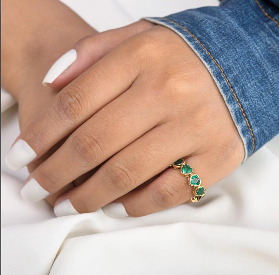 Natürlicher Smaragd-Ring mit Herzschliff aus 18 Karat Gold Damen im Angebot