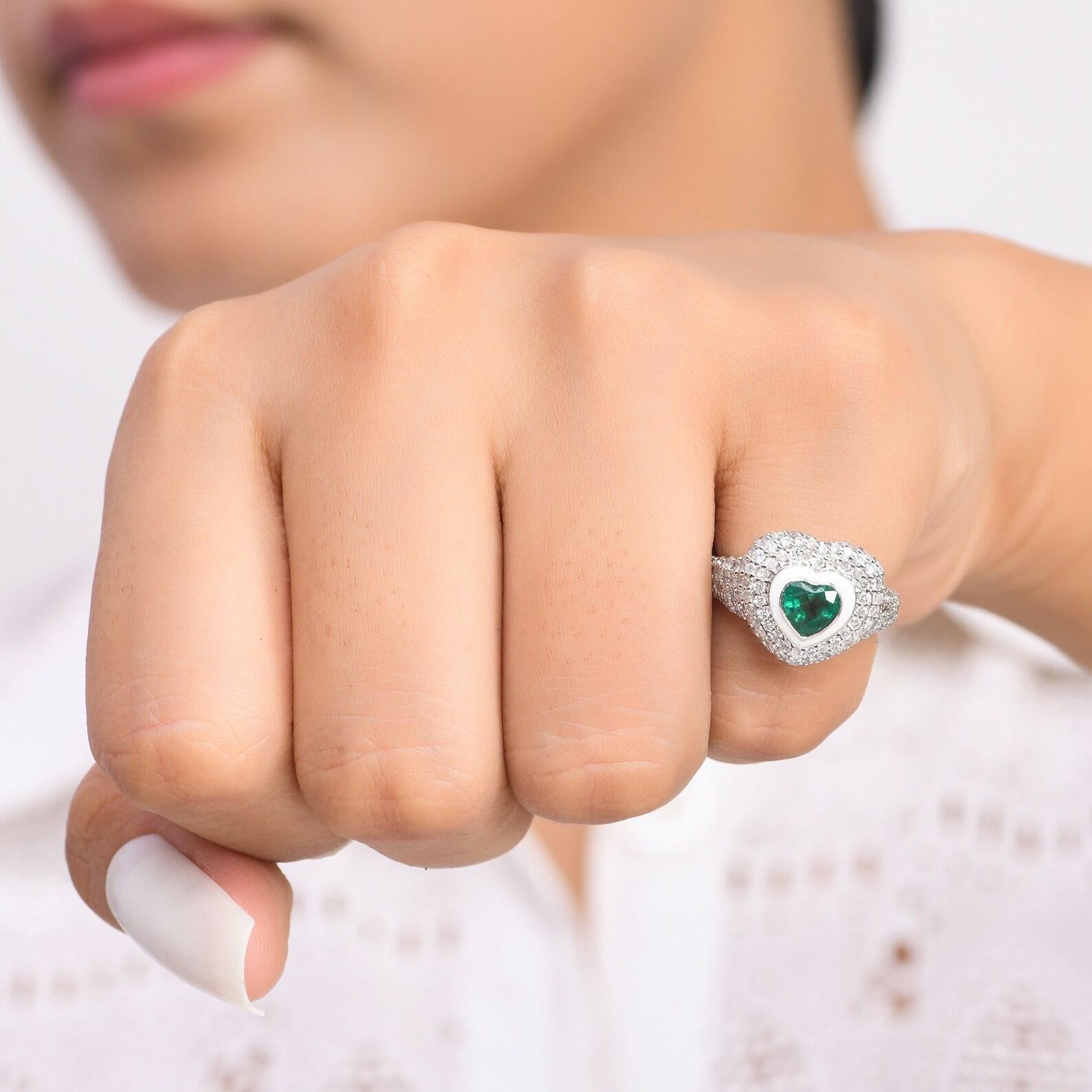 Natürlicher Smaragd-Herz-Diamantring aus 14 Karat Gold (Smaragdschliff) im Angebot