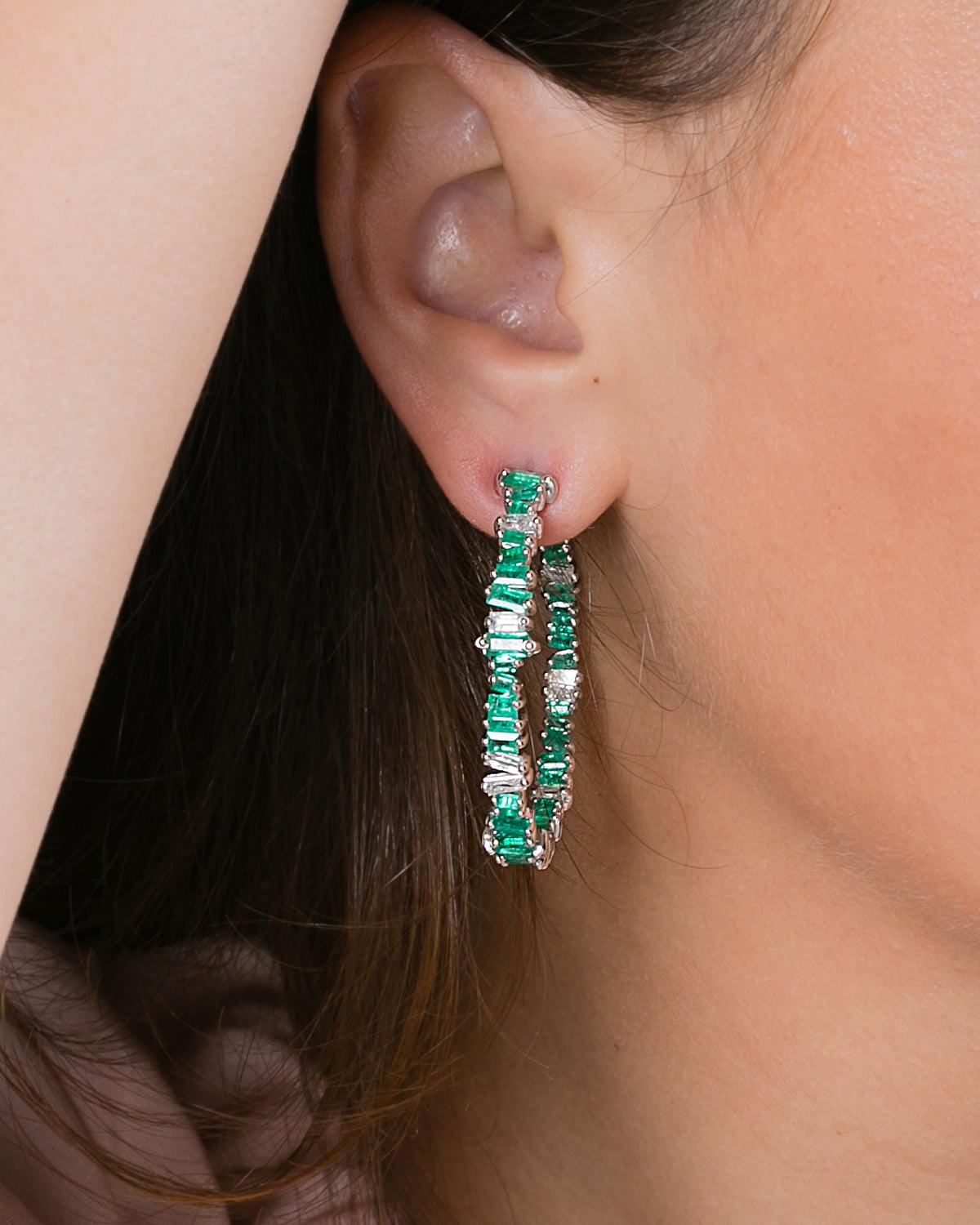 Natural Emerald Hoop Gold Earrings in 18K In New Condition For Sale In jaipur, IN
