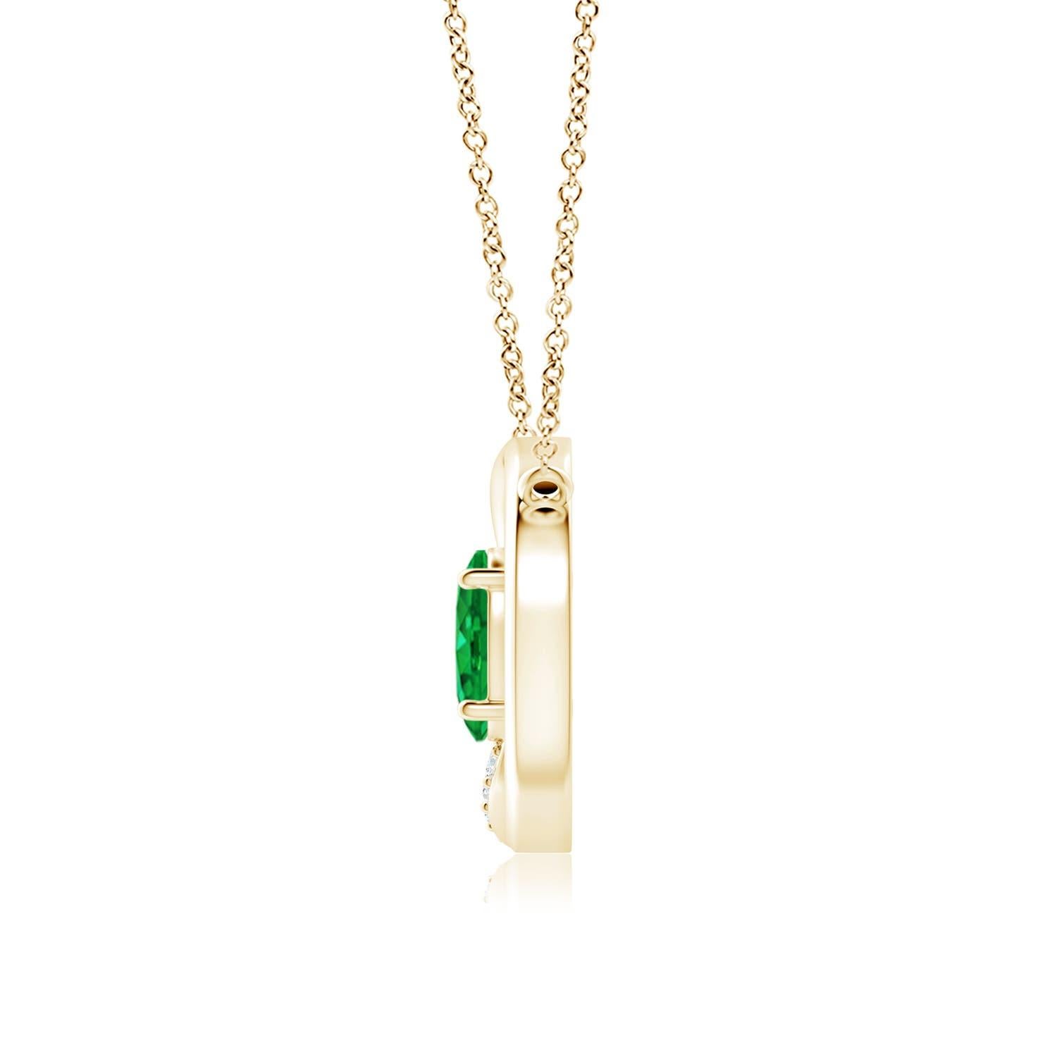 Featuring interlocking circles, this emerald pendant necklace makes a lasting impression. At the centre of the design, sits an oval prong-set emerald that enthrals with its lively vigor. One of the two circles in this intertwined circle necklace is