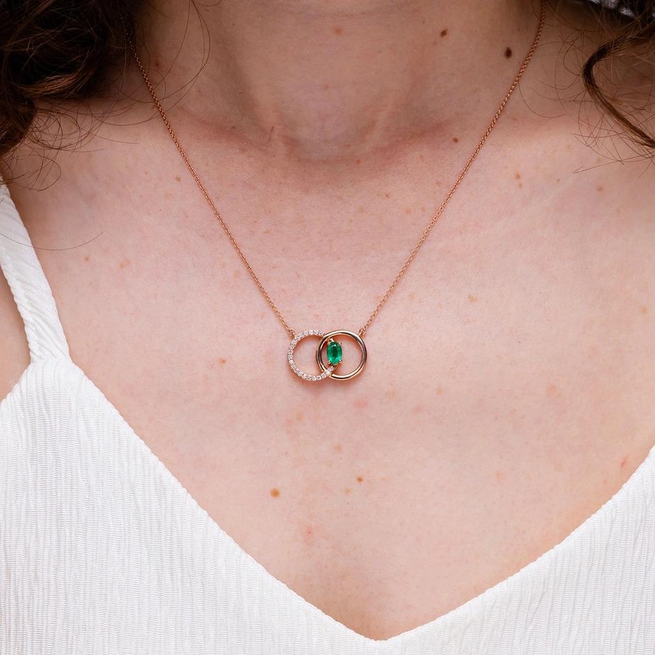 Modern Natural Emerald Interlocking Circle Necklace with Diamond in 14K Yellow Gold For Sale