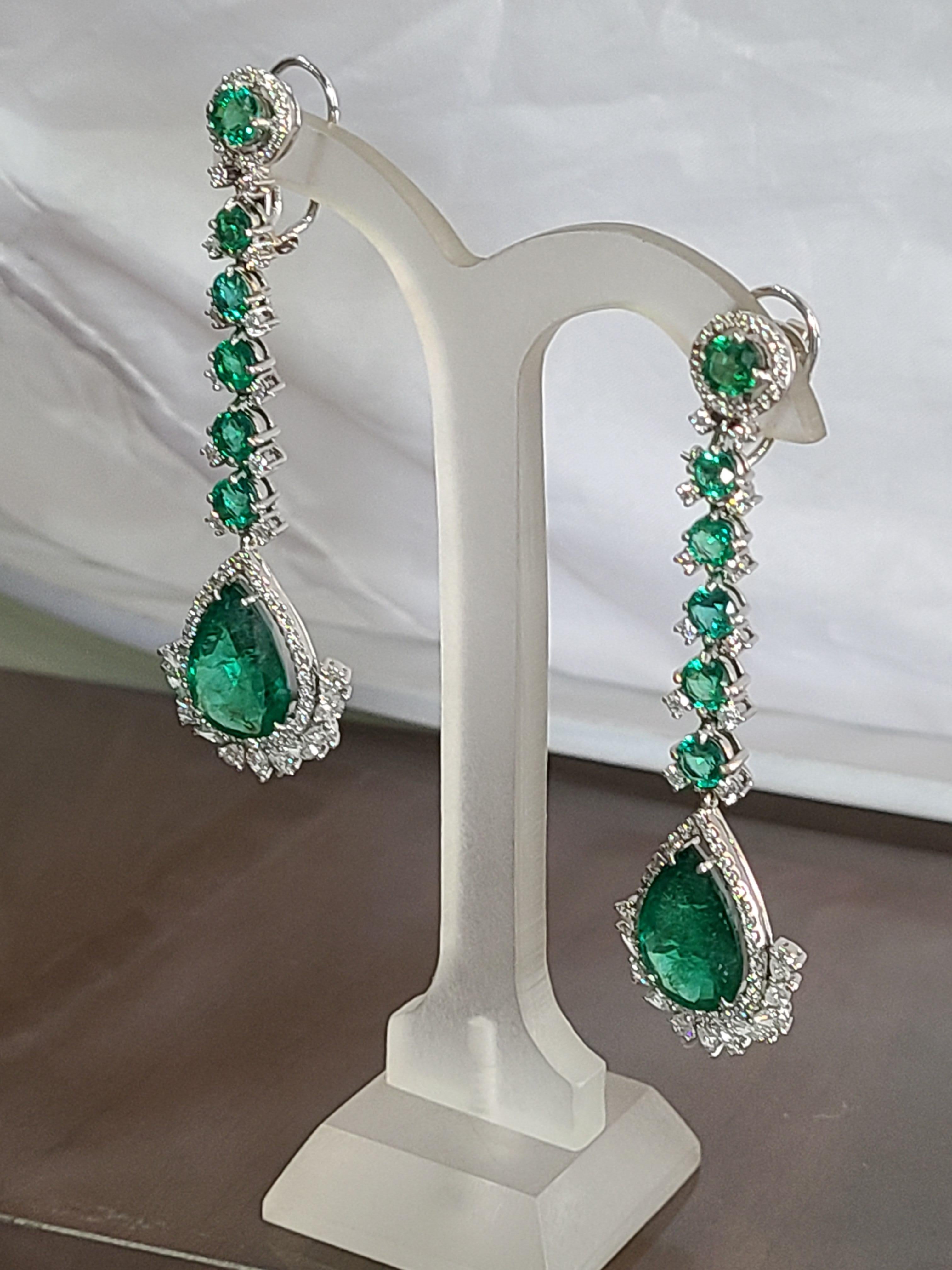 Natural Emerald Long Earrings Set in 18 Karat Gold with Diamonds In New Condition In Hong Kong, HK