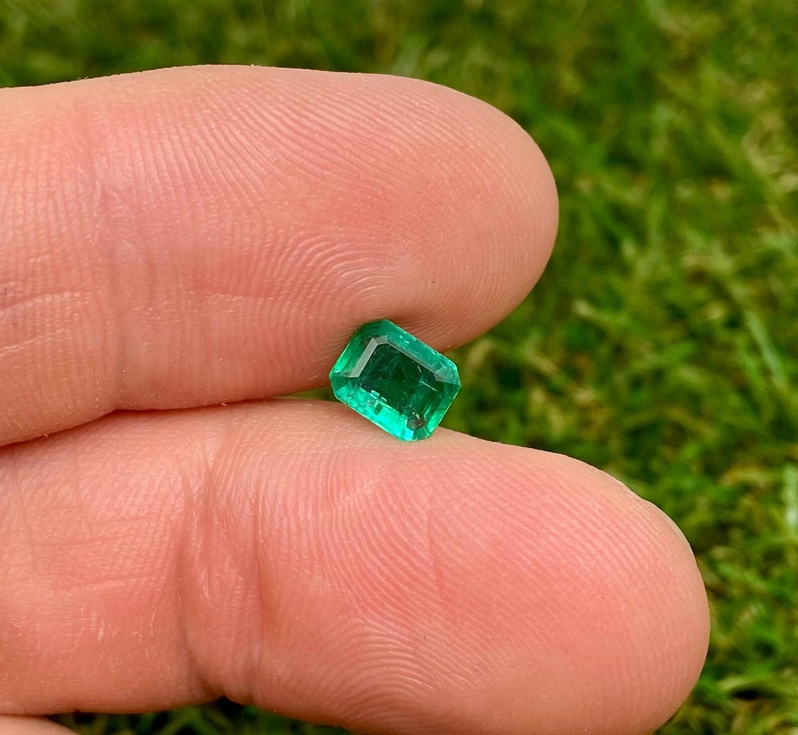 Natürlicher Smaragd lose Edelstein 1.04 ct, Smaragdschliff, Herkunft Sambia, Zertifikat im Angebot 3