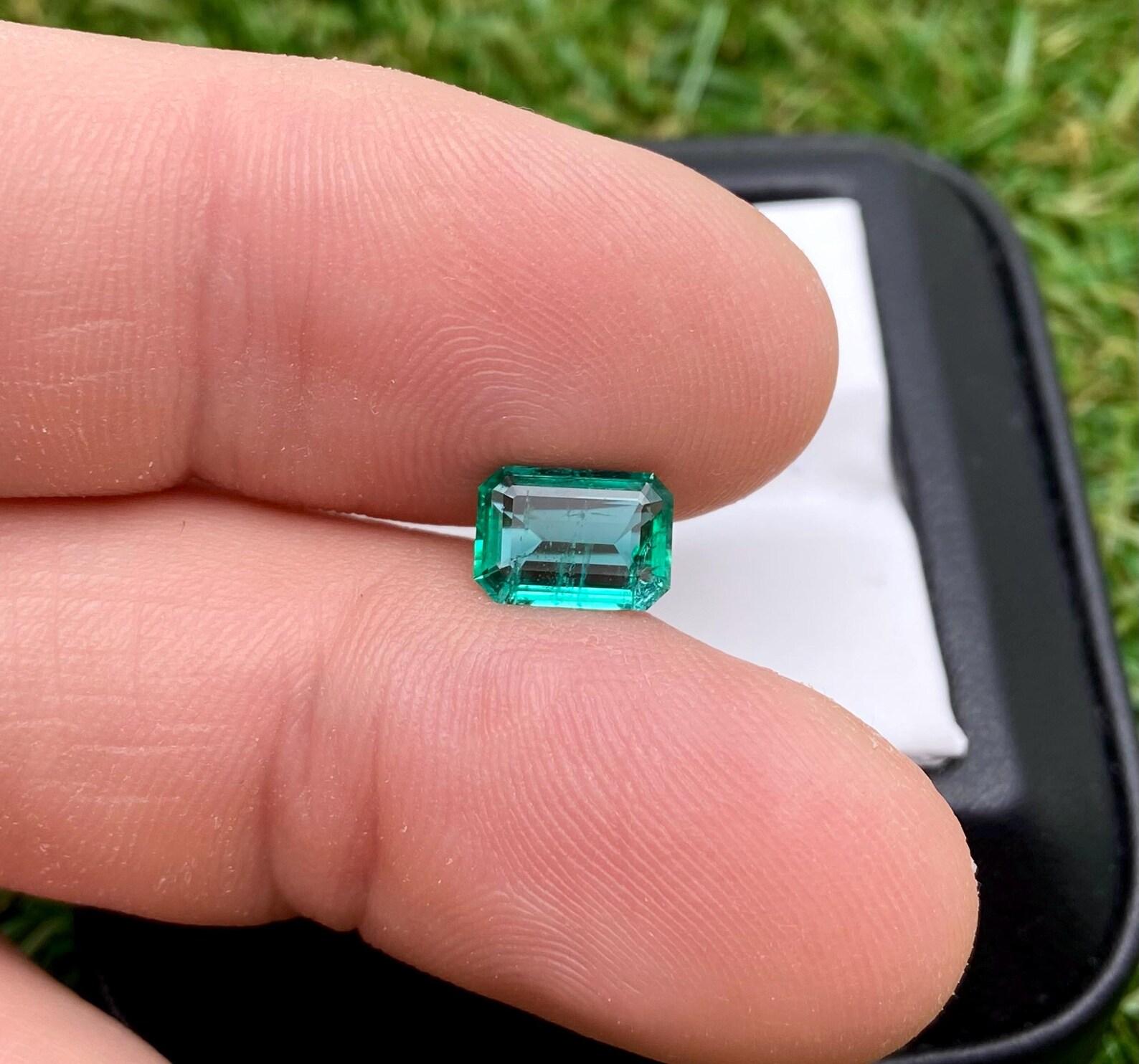 Gemma sciolta di smeraldo naturale da 1.40 carati!

Laboratorio certificato: Ufficio saggi della Lettonia
Colore della gemma: Verde
Tipo di pietra preziosa: Smeraldo
Dimensioni della gemma: 8,82x6,24x3,19 mm
Grado di taglio:
