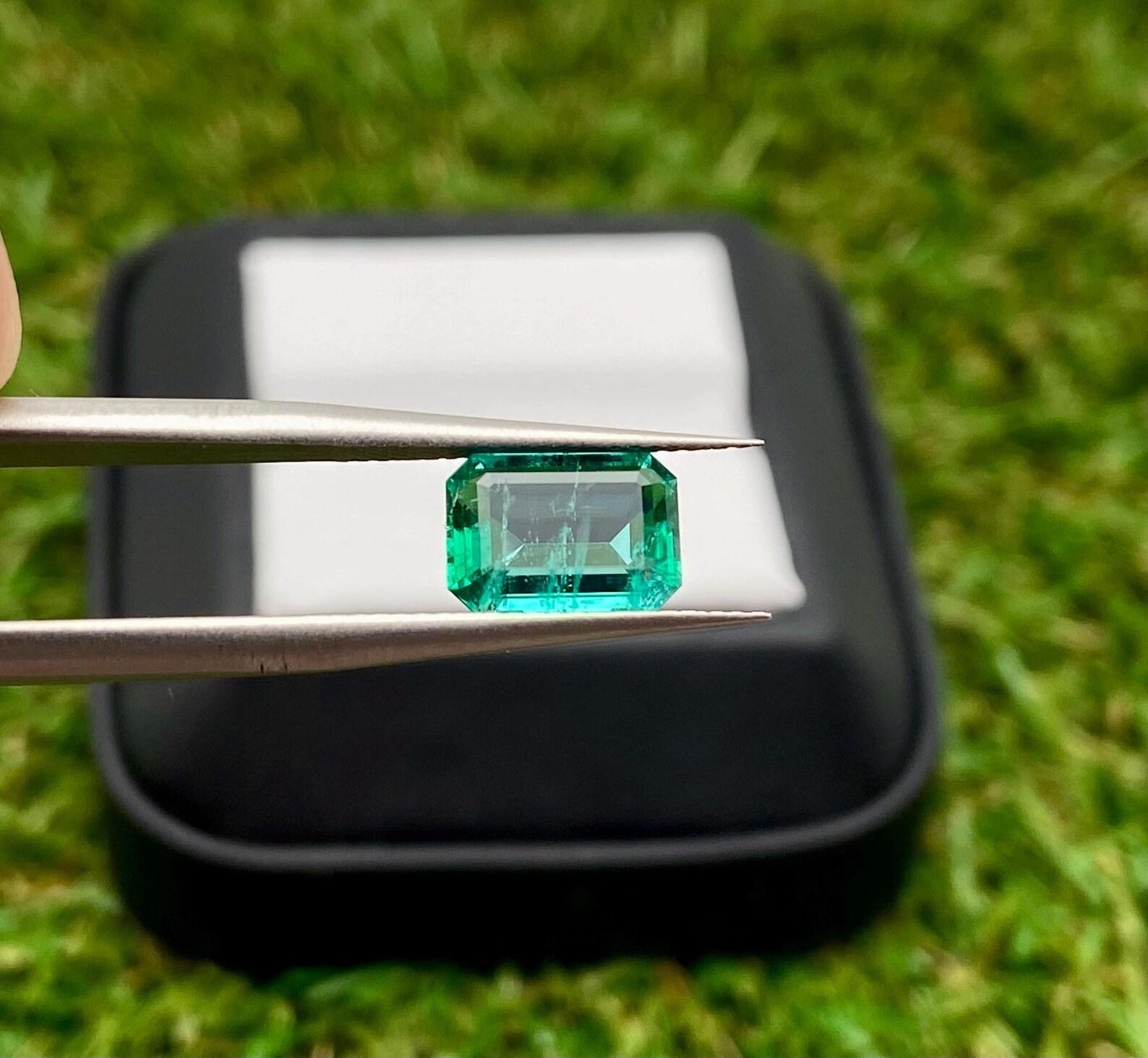 Gemma sciolta di smeraldo naturale da 1.40 ct., taglio smeraldo, Origine Zambia, Certificato In condizioni Nuovo in vendita a Daugavpils, LV