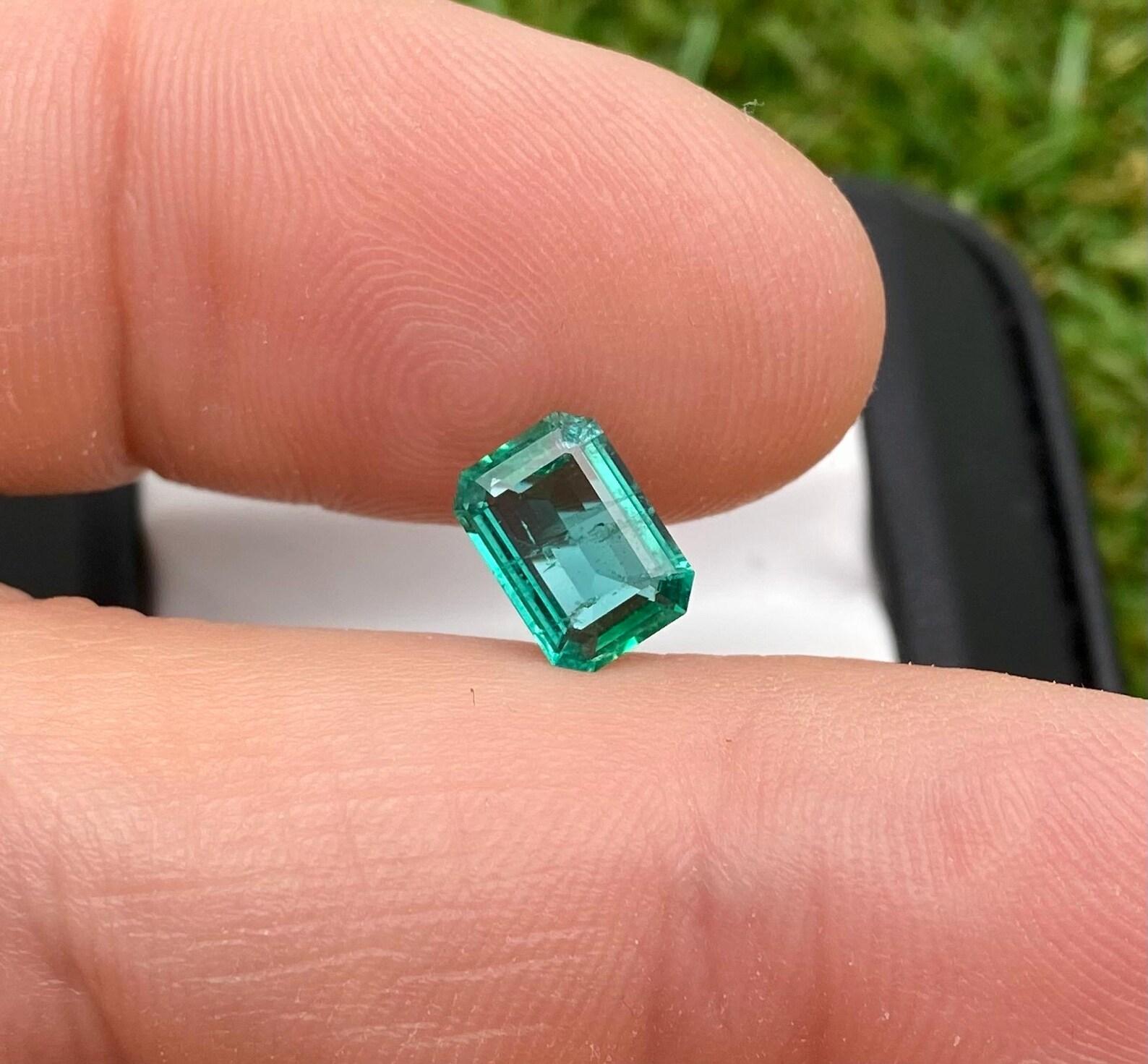 Gemma sciolta di smeraldo naturale da 1.40 ct., taglio smeraldo, Origine Zambia, Certificato in vendita 3