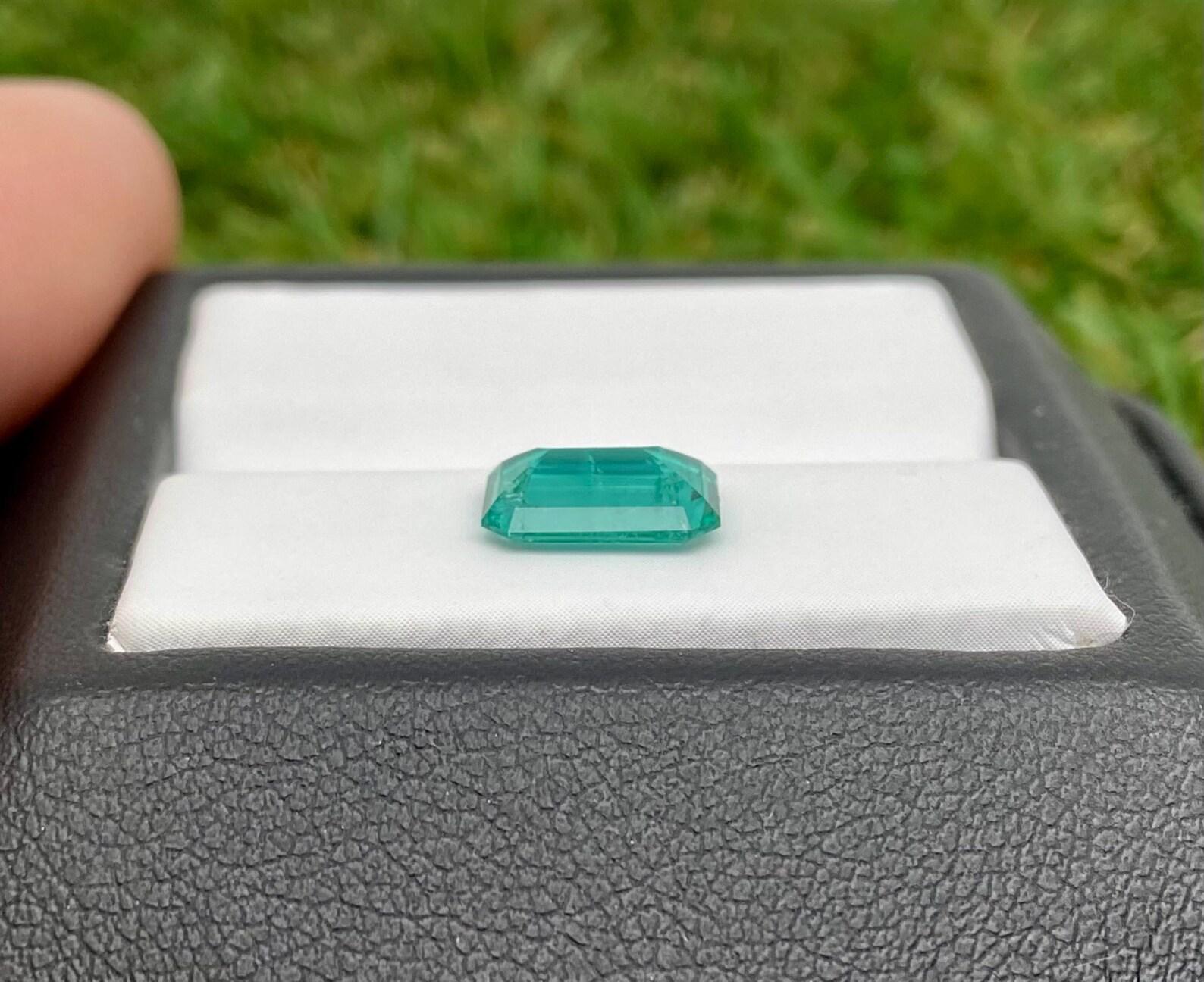 Gemma sciolta di smeraldo naturale da 1.40 ct., taglio smeraldo, Origine Zambia, Certificato in vendita 4