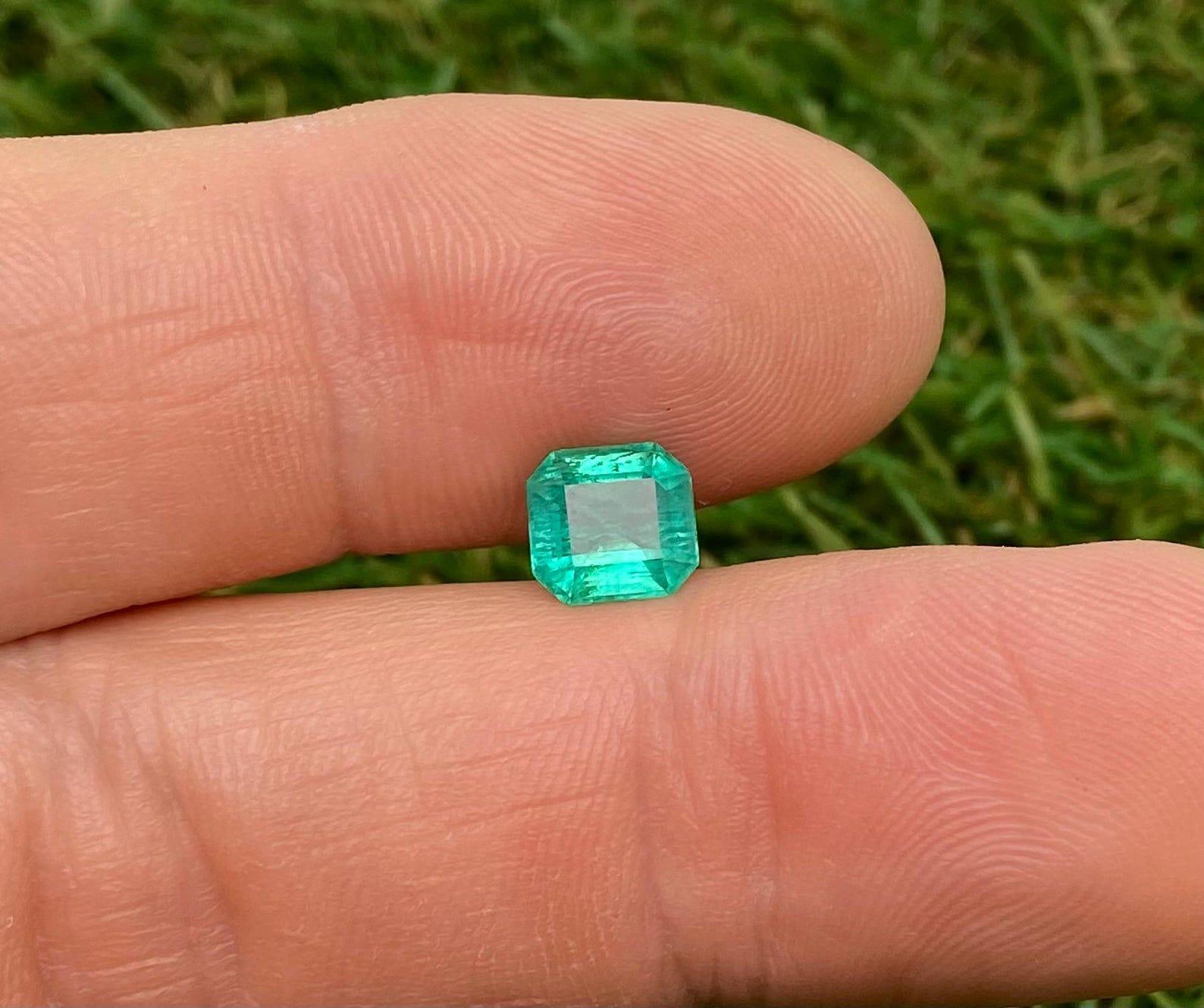 Natürlicher Smaragd lose Edelstein 1,44ct, Smaragdschliff, Herkunft Sambia, Zertifikat im Angebot 2
