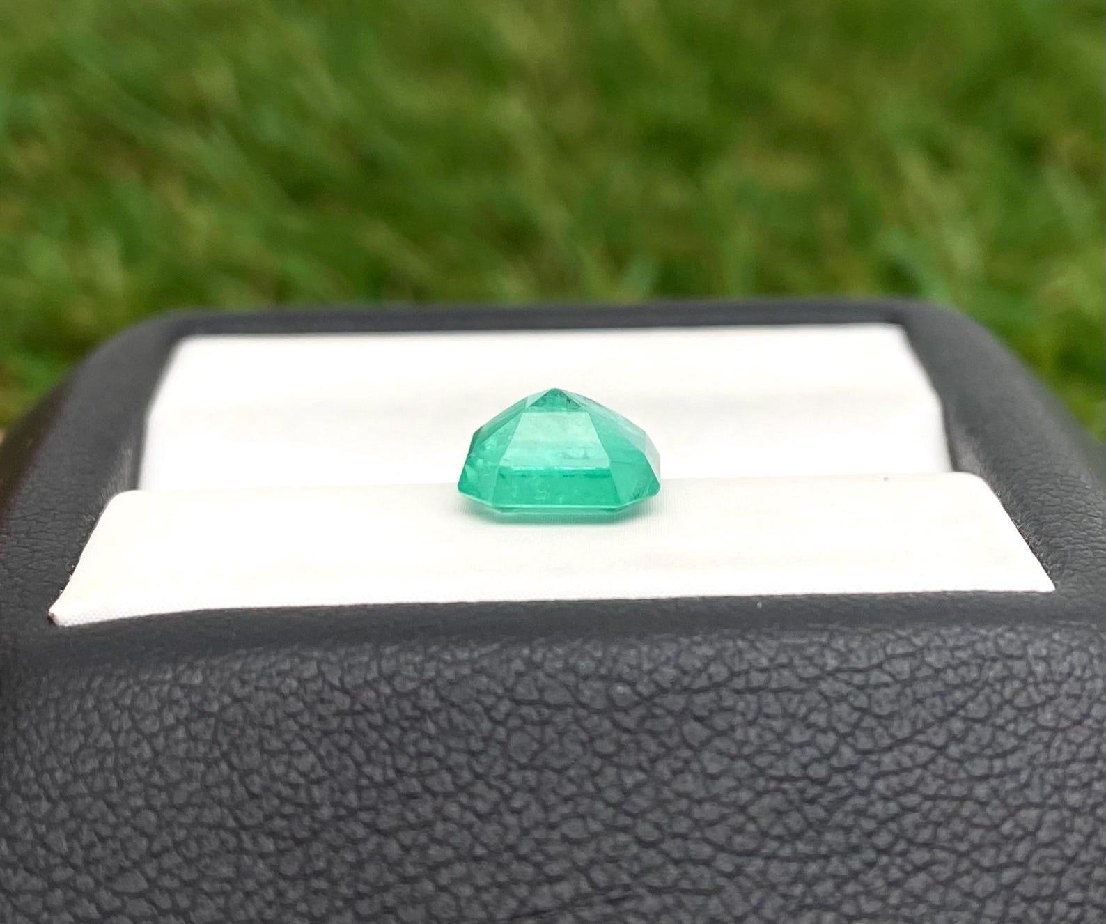Natürlicher Smaragd lose Edelstein 1,44ct, Smaragdschliff, Herkunft Sambia, Zertifikat im Angebot 4