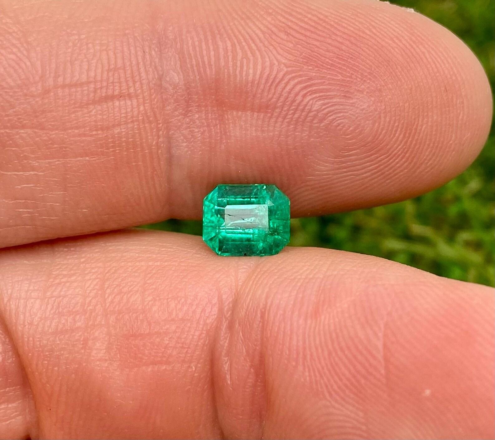 Natürlicher Smaragd lose Edelstein 1.56 ct, Smaragdschliff, Herkunft Sambia, Zertifikat im Zustand „Neu“ im Angebot in Daugavpils, LV