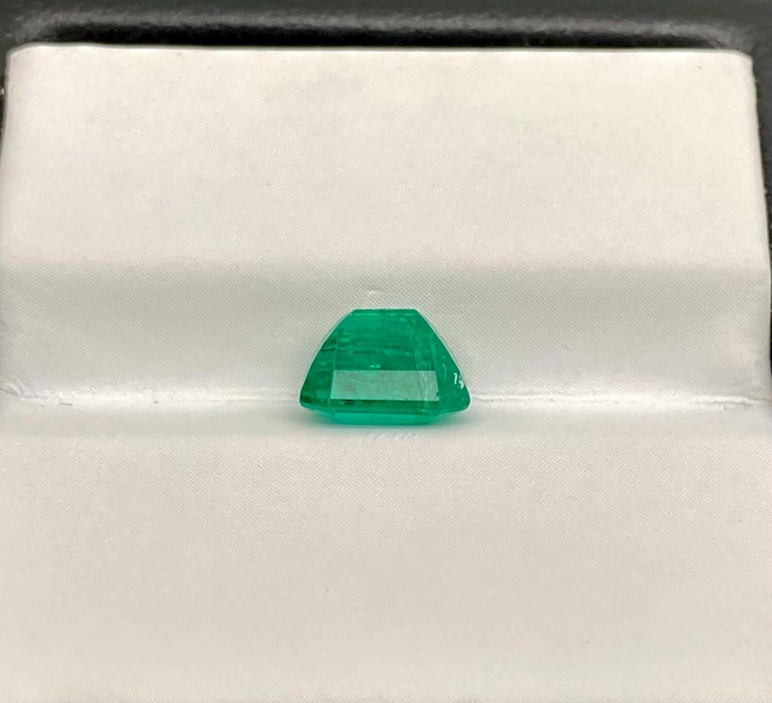 Natürlicher Smaragd lose Edelstein 1.56 ct, Smaragdschliff, Herkunft Sambia, Zertifikat für Damen oder Herren im Angebot