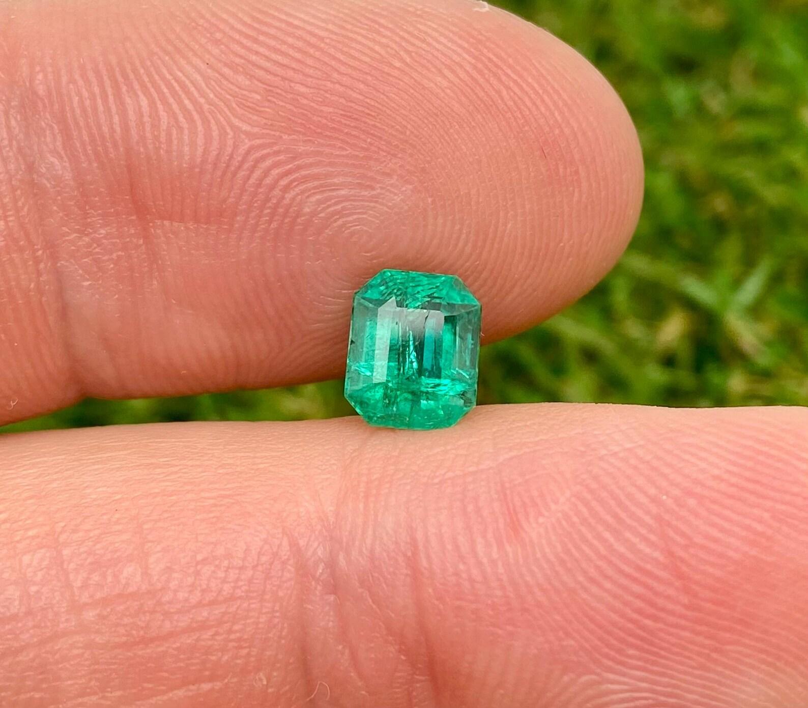 Natürlicher Smaragd lose Edelstein 1.56 ct, Smaragdschliff, Herkunft Sambia, Zertifikat im Angebot 2