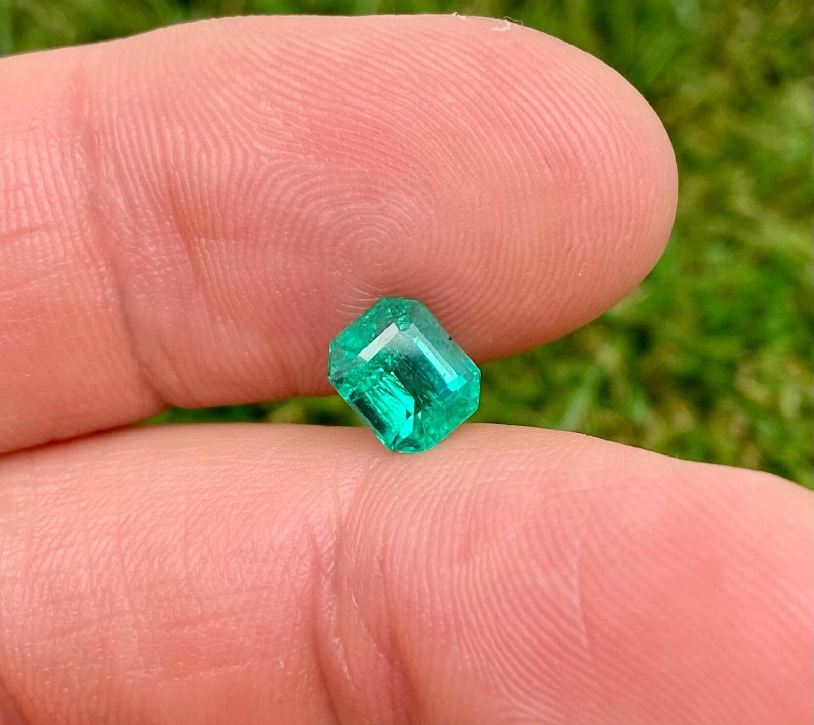 Natürlicher Smaragd lose Edelstein 1.56 ct, Smaragdschliff, Herkunft Sambia, Zertifikat im Angebot 4