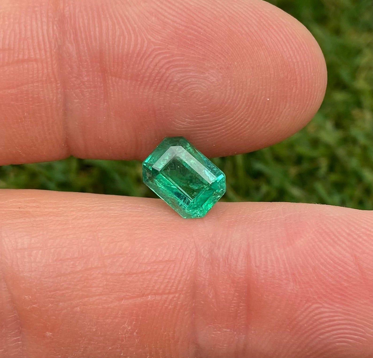 Natürlicher Smaragd lose Edelstein 1.89ct, Smaragdschliff, Herkunft Sambia, Zertifikat im Angebot 7