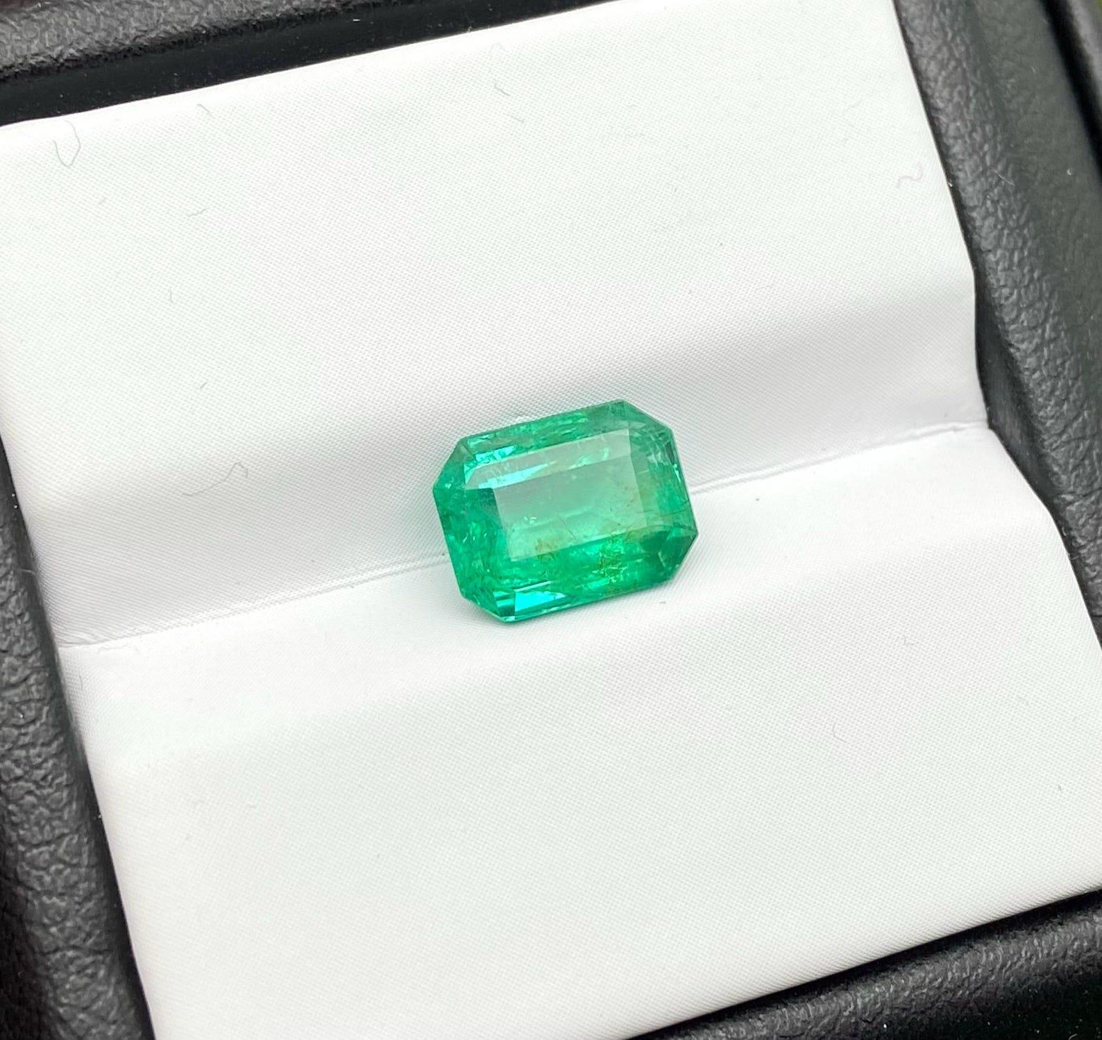 Natürlicher Smaragd lose Edelstein 1.89ct, Smaragdschliff, Herkunft Sambia, Zertifikat für Damen oder Herren im Angebot