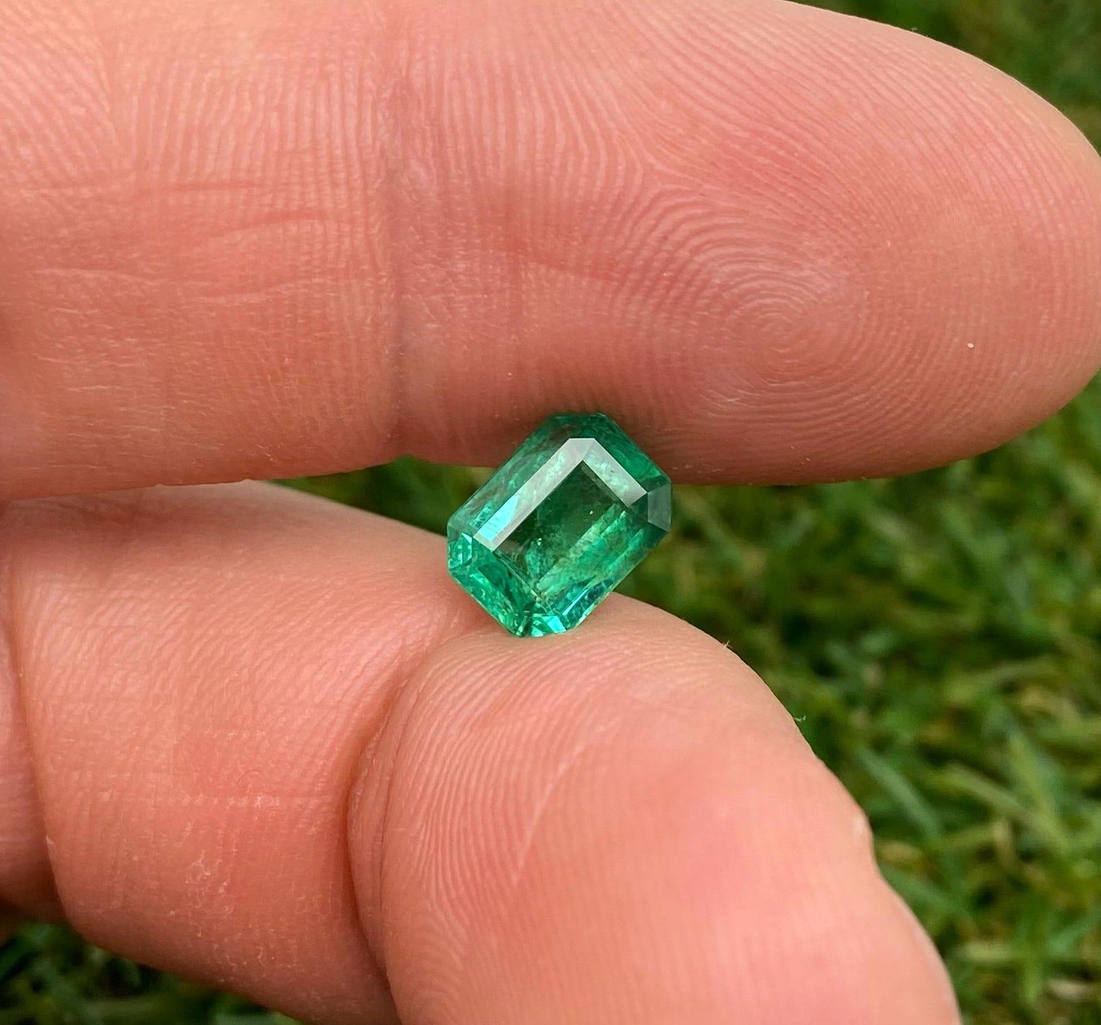 Natürlicher Smaragd lose Edelstein 1.89ct, Smaragdschliff, Herkunft Sambia, Zertifikat im Angebot 2