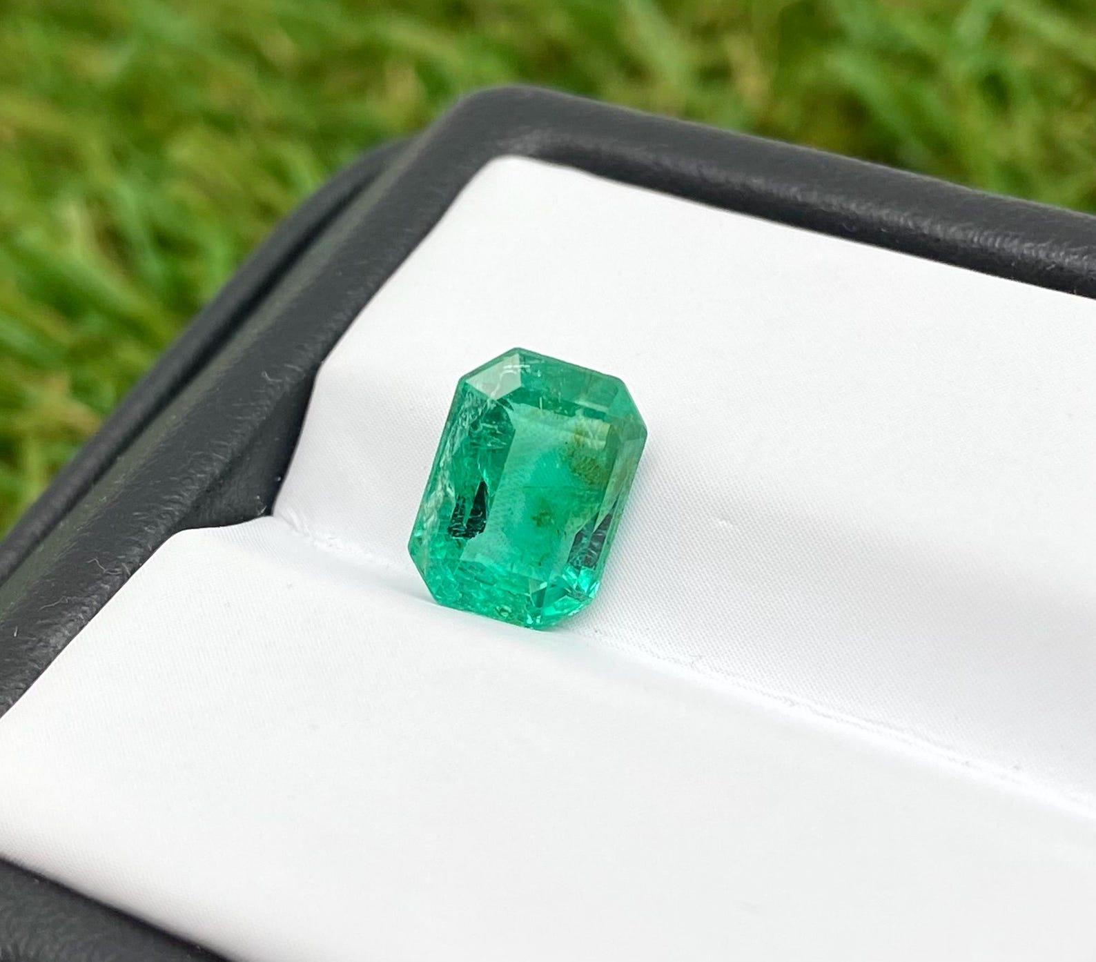 Natürlicher Smaragd lose Edelstein 1.89ct, Smaragdschliff, Herkunft Sambia, Zertifikat im Angebot 3