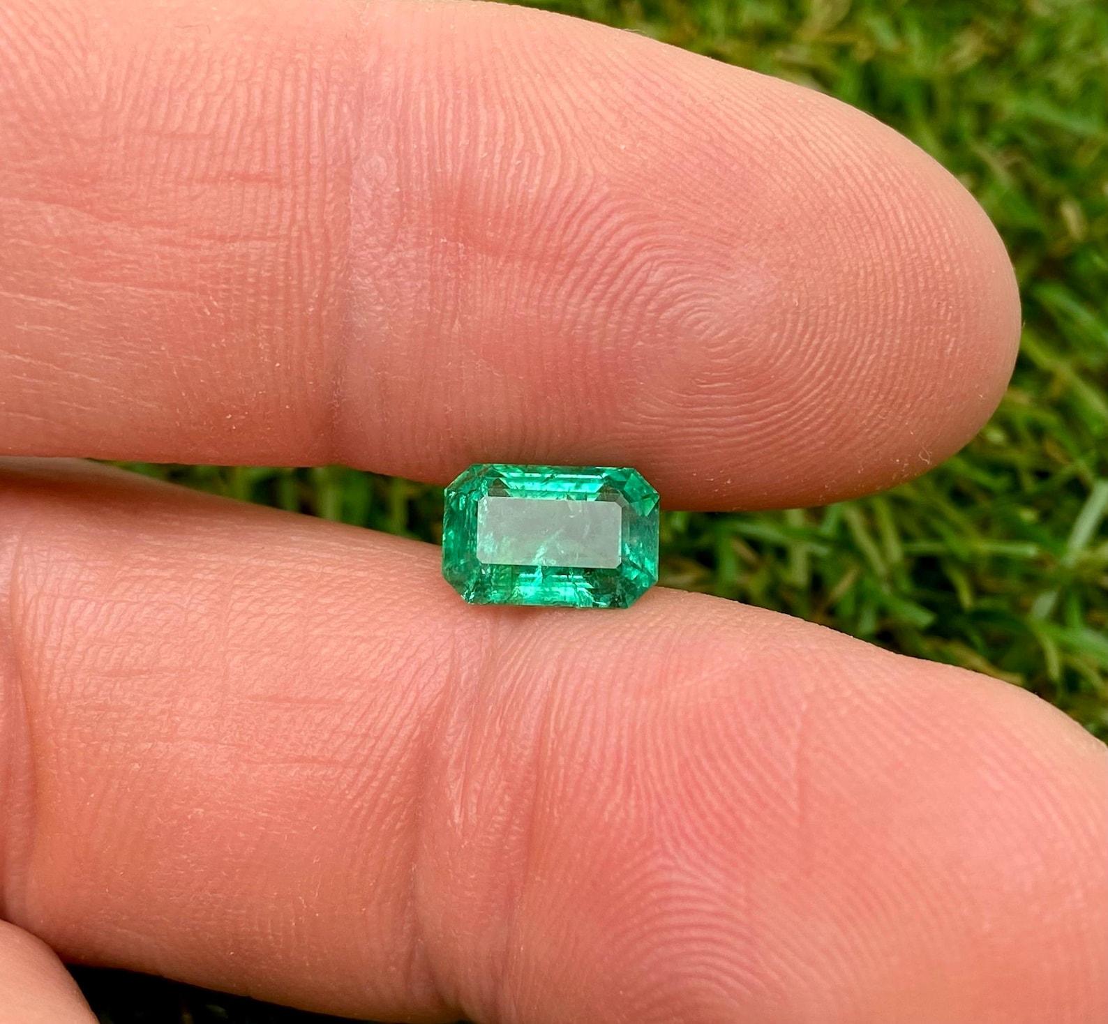 Natural Emerald loose gemstone 2.04 ct., emerald cut, Origin Zambia, Certificate en venta 5