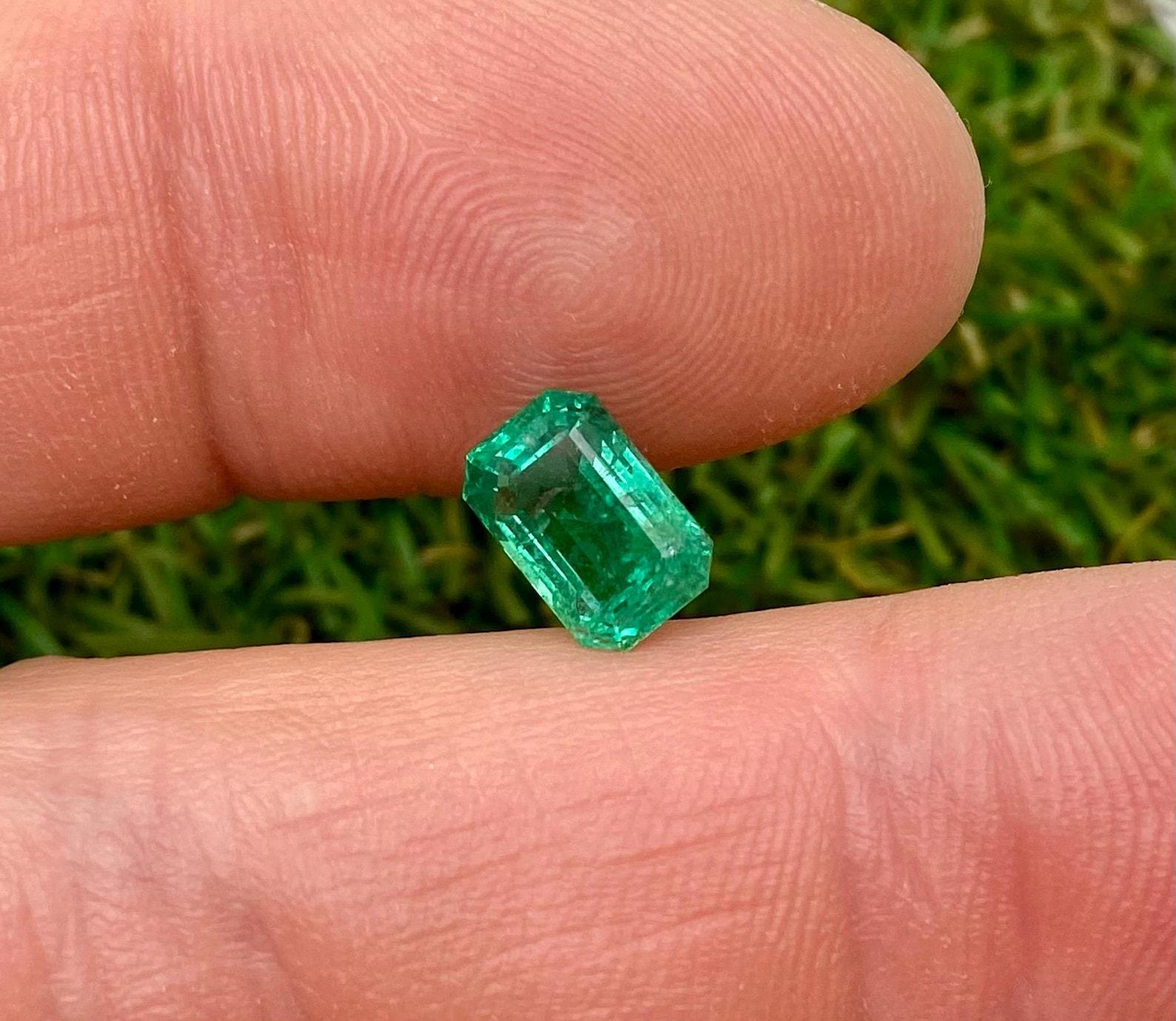 Natural Emerald loose gemstone 2.04 ct., emerald cut, Origin Zambia, Certificate en Nuevo estado para la venta en Daugavpils, LV