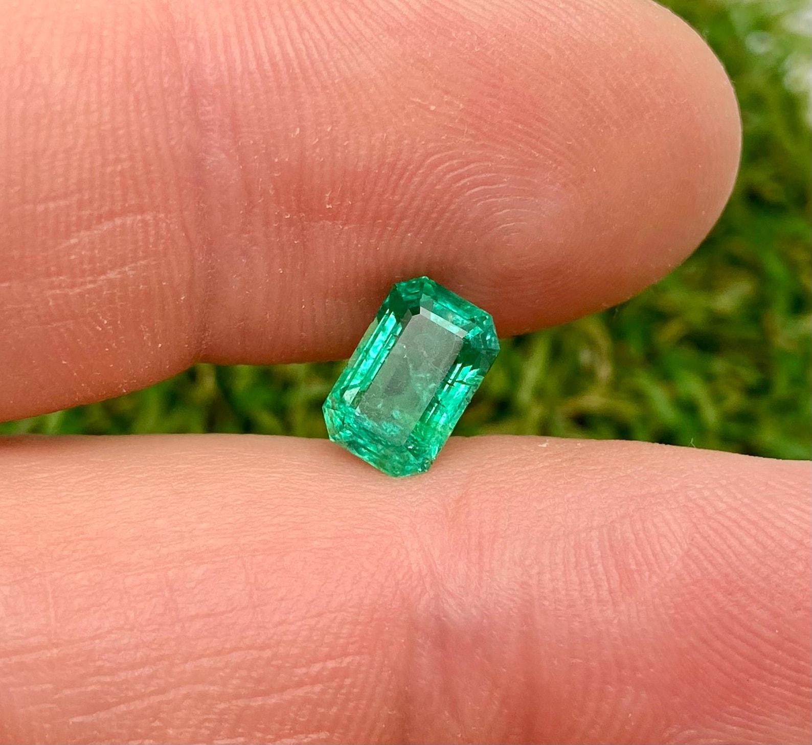Femenino o masculino Natural Emerald loose gemstone 2.04 ct., emerald cut, Origin Zambia, Certificate en venta