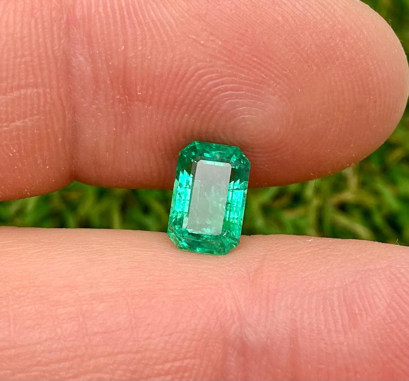 Natural Emerald loose gemstone 2.04 ct., emerald cut, Origin Zambia, Certificate en venta 1