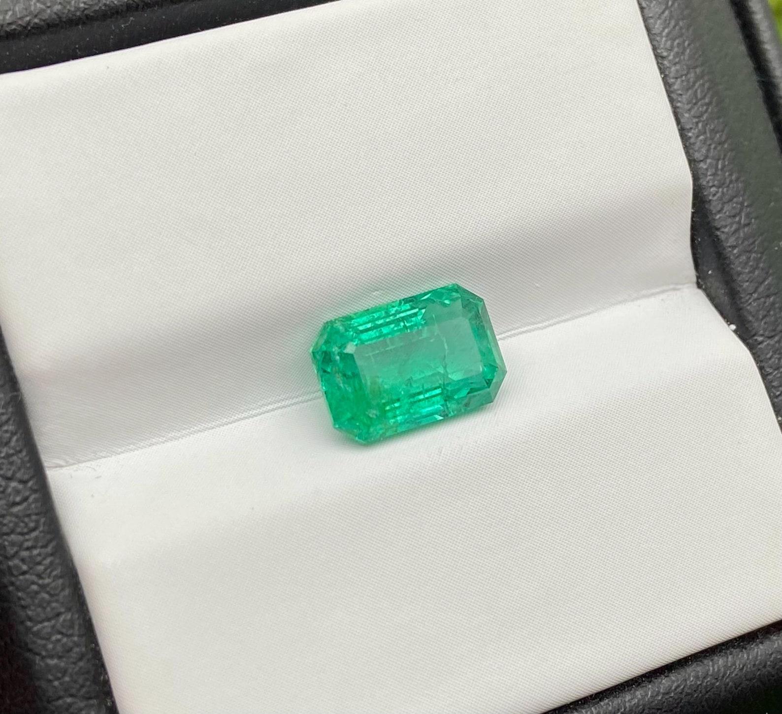 Natural Emerald loose gemstone 2.04 ct., emerald cut, Origin Zambia, Certificate en venta 2