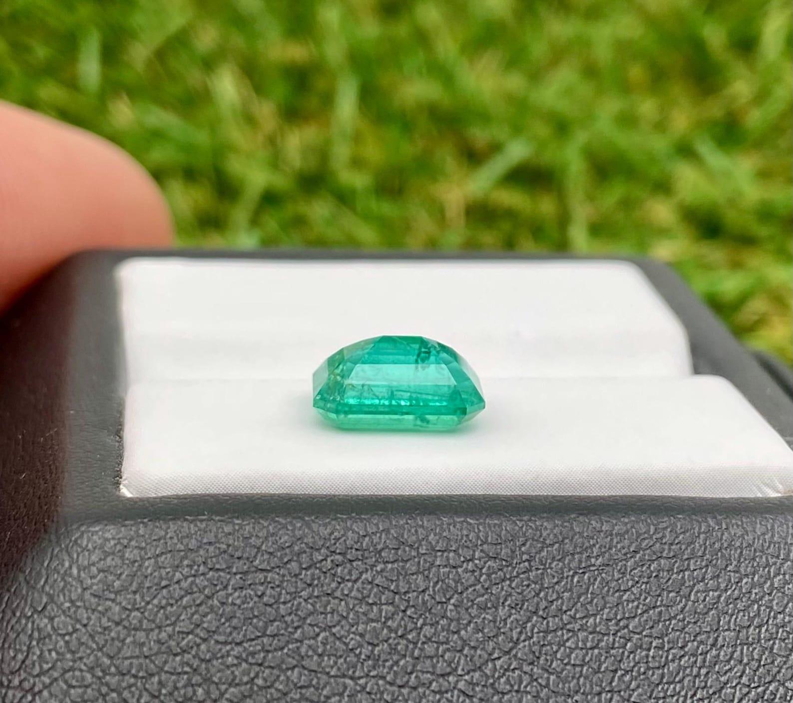 Natural Emerald loose gemstone 2.04 ct., emerald cut, Origin Zambia, Certificate en venta 3