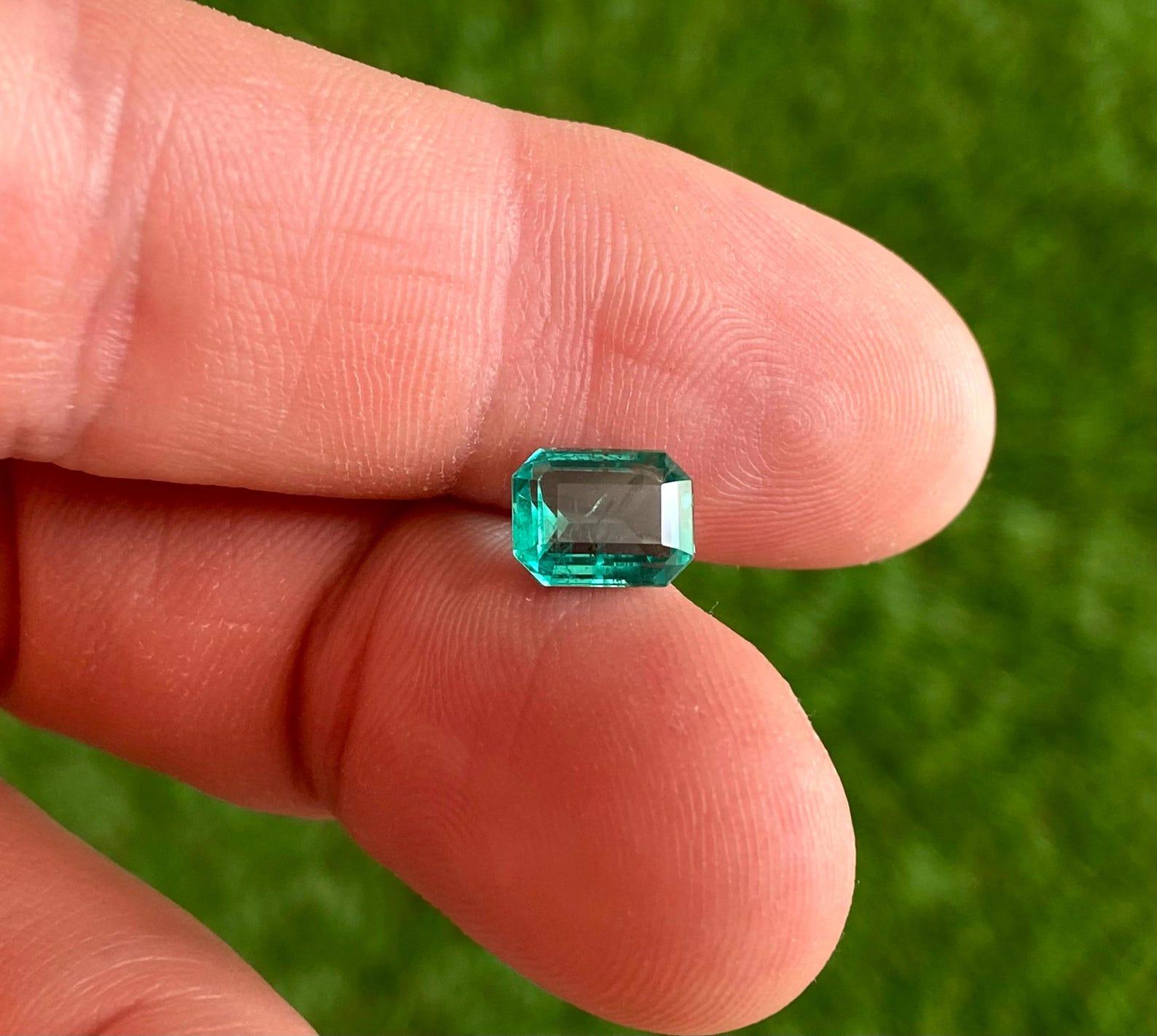 Esmeralda natural gema suelta 2,05 ct., talla esmeralda, Origen Zambia, Certificado Corte esmeralda en venta