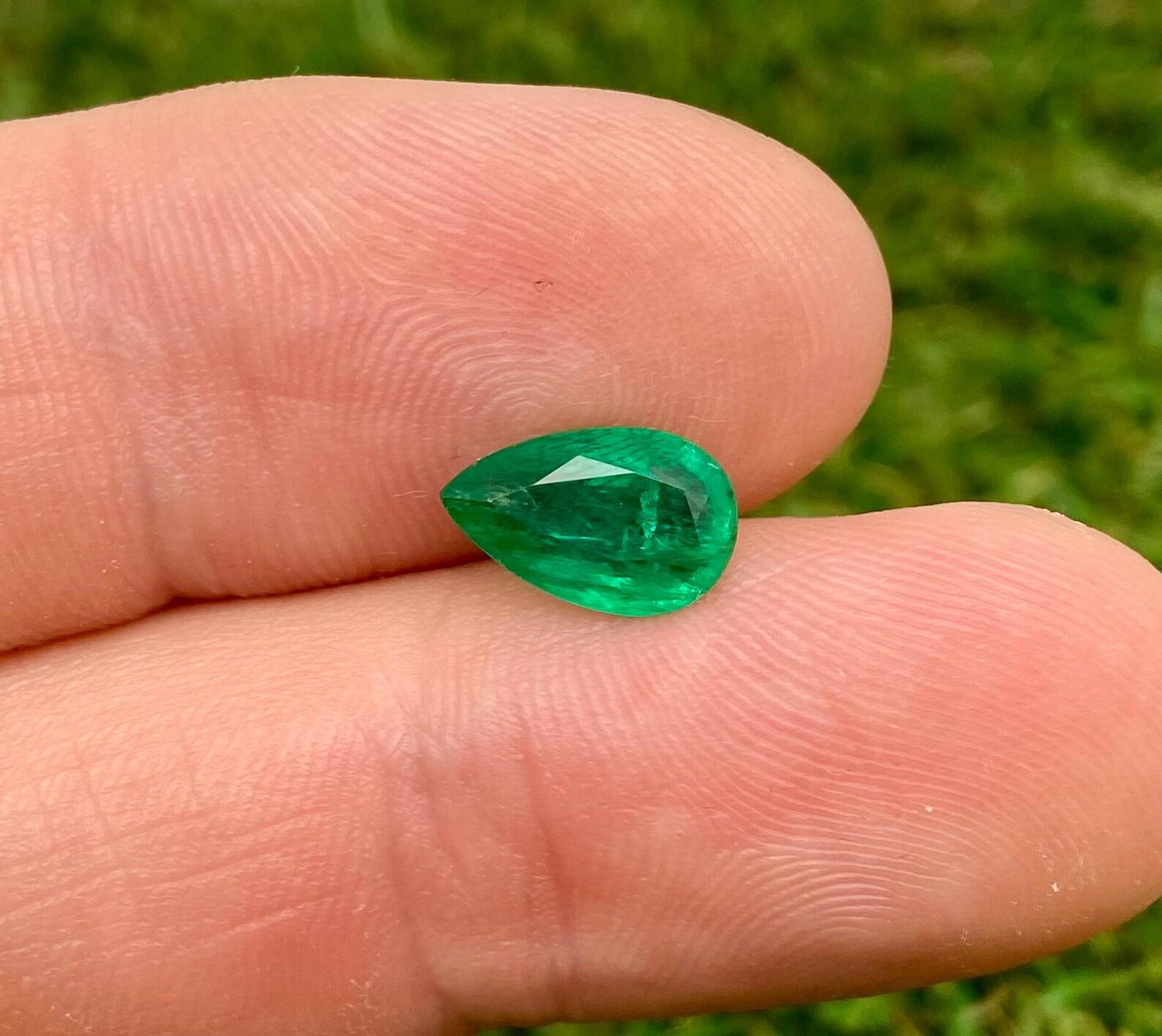 Natürlicher Smaragd lose Edelstein 2,09 ct, Birnenschliff, Herkunft Sambia, Zertifikat! im Angebot 3