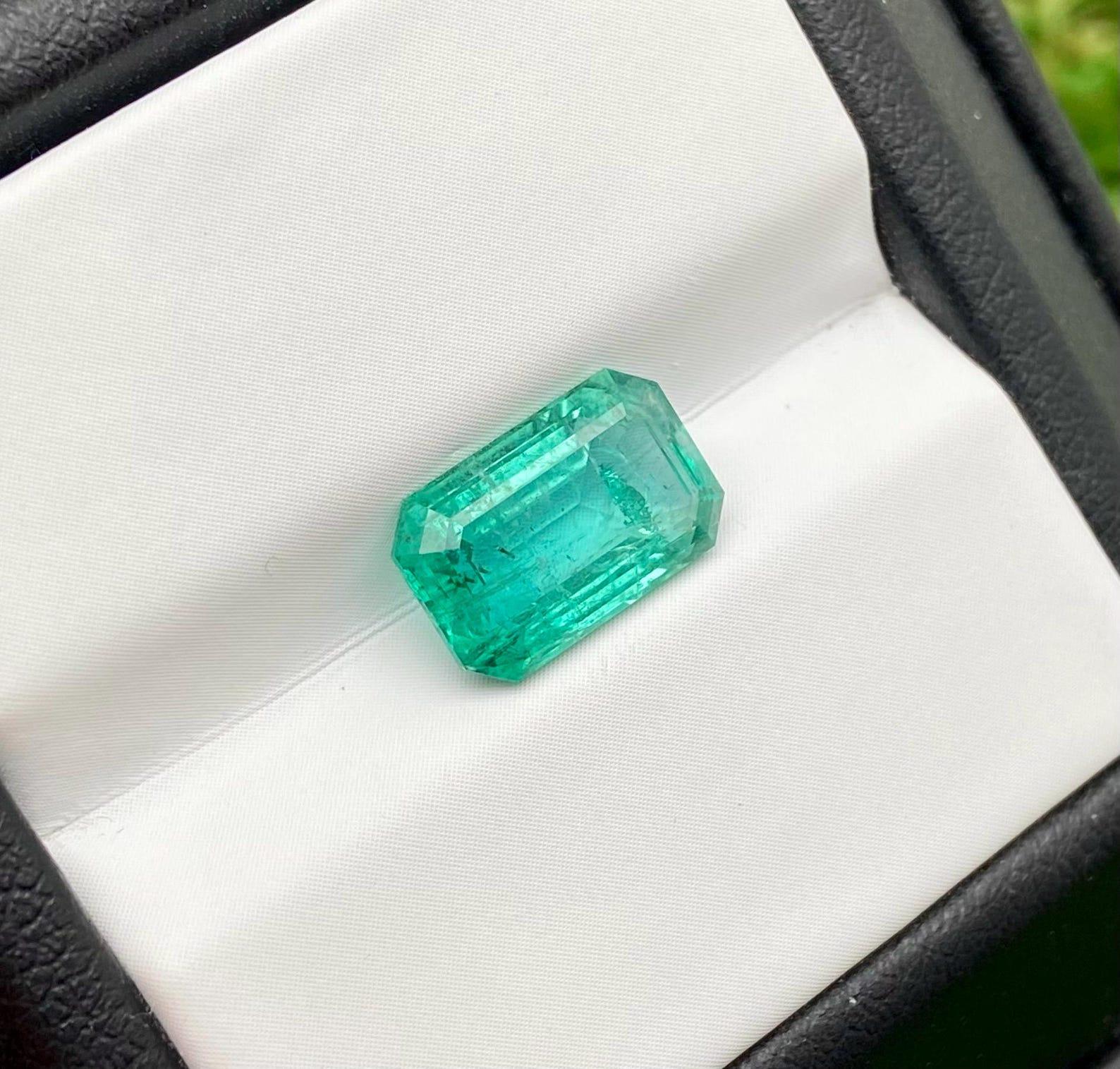Emerald Cut Natural Emerald loose gemstone 2.50 ct., emerald cut, Origin Zambia, Certificate For Sale