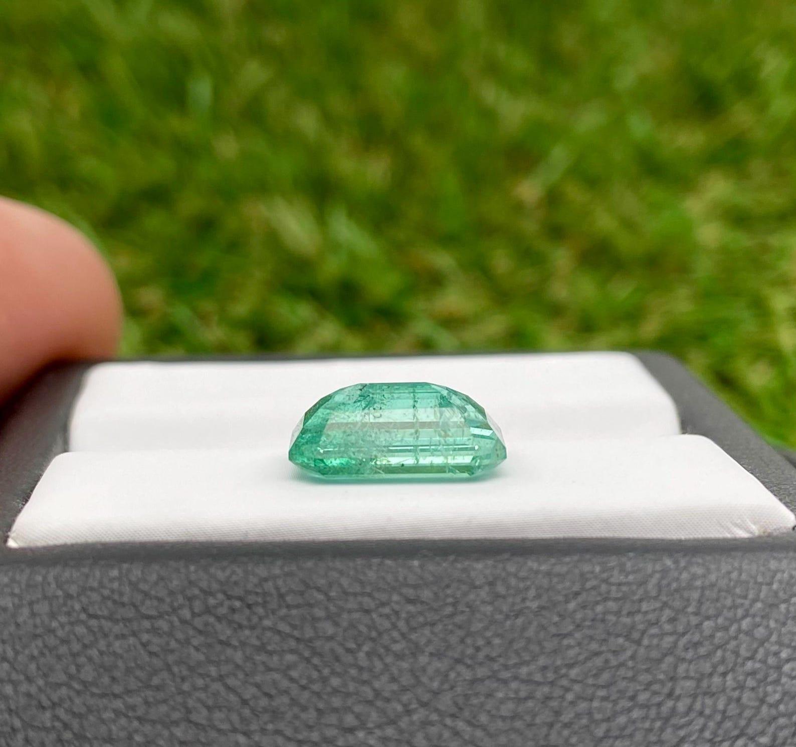 Natural Emerald loose gemstone 2.50 ct., emerald cut, Origin Zambia, Certificate In New Condition For Sale In Daugavpils, LV