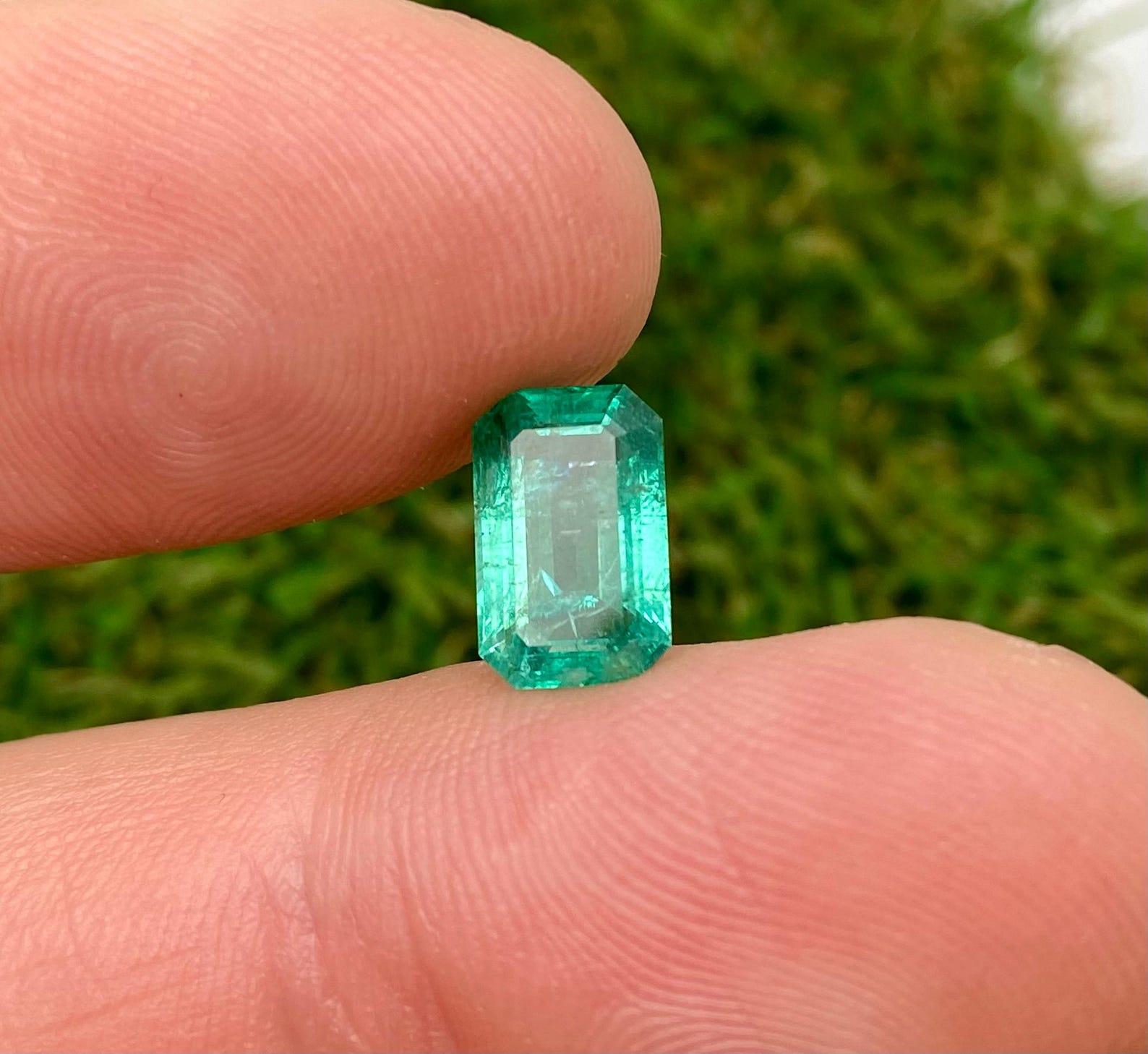Natural Emerald loose gemstone 2.50 ct., emerald cut, Origin Zambia, Certificate For Sale 1