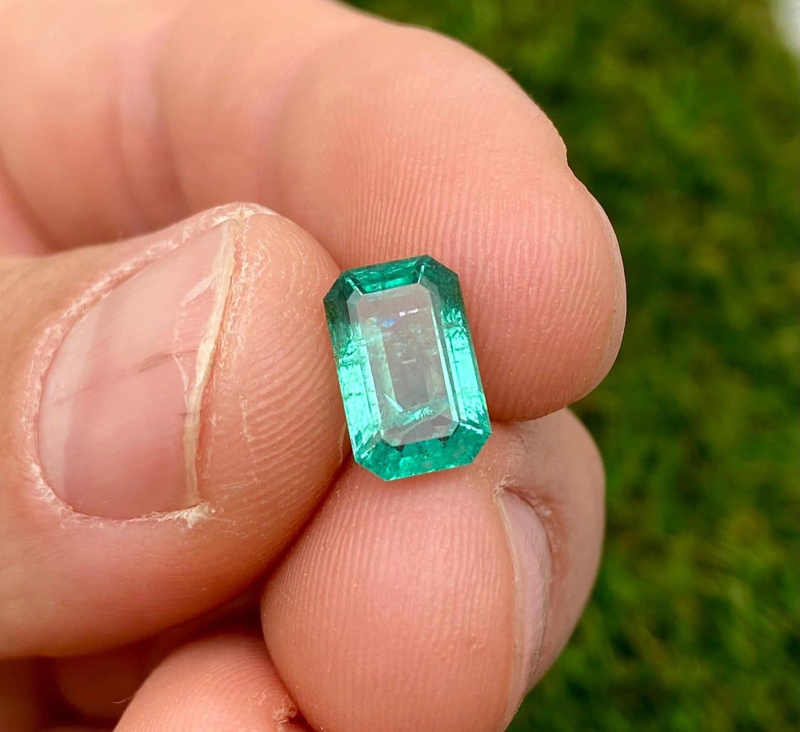 Natural Emerald loose gemstone 2.50 ct., emerald cut, Origin Zambia, Certificate For Sale 2