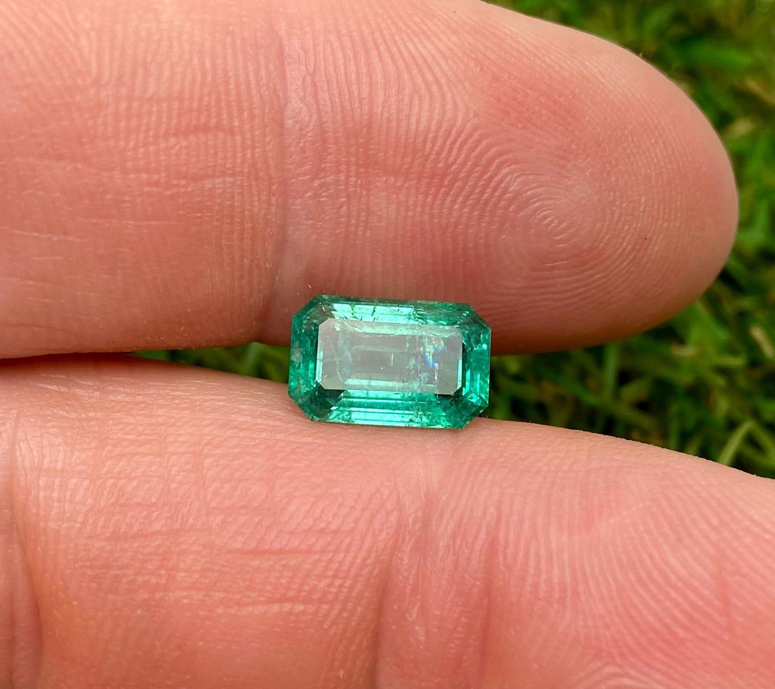 Natural Emerald loose gemstone 2.50 ct., emerald cut, Origin Zambia, Certificate For Sale 4