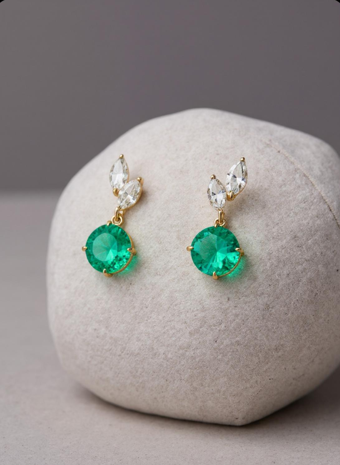 Un par refinado y elegante diseñado para la mujer moderna que valora la elegancia atemporal y las piedras preciosas naturales.

Estos impresionantes pendientes llevan cuatro diamantes marquesa naturales extraídos de la tierra (dos en cada oreja),