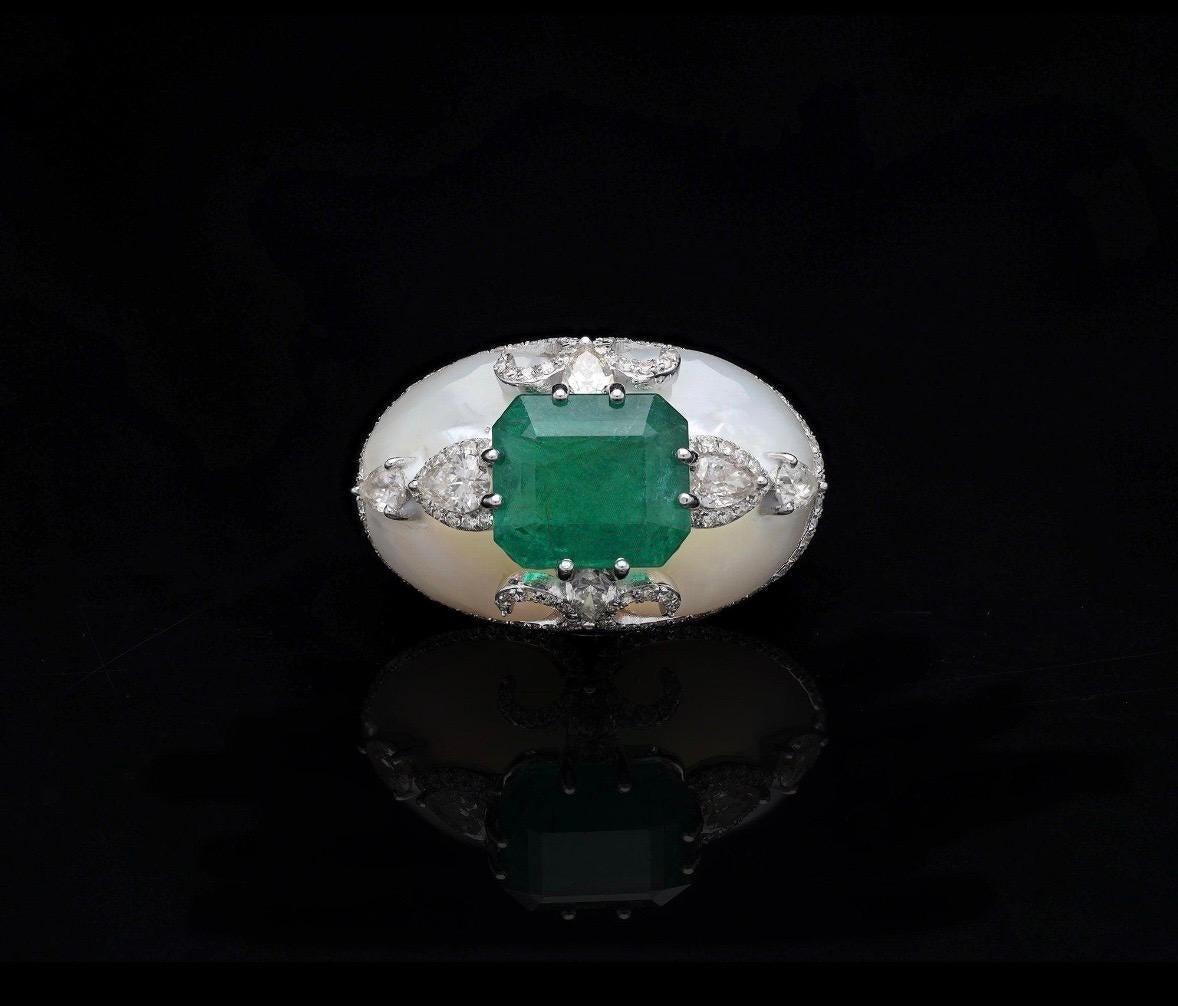 Für die Freigabe der Sendung müssen Sie keine Steuern zahlen. Wir übernehmen die Steuer und die Versandkosten.

Dieser exquisite Ring zeigt einen fesselnden grünen Edelstein im Smaragdschliff als Herzstück und strahlt Eleganz und Raffinesse aus. Der