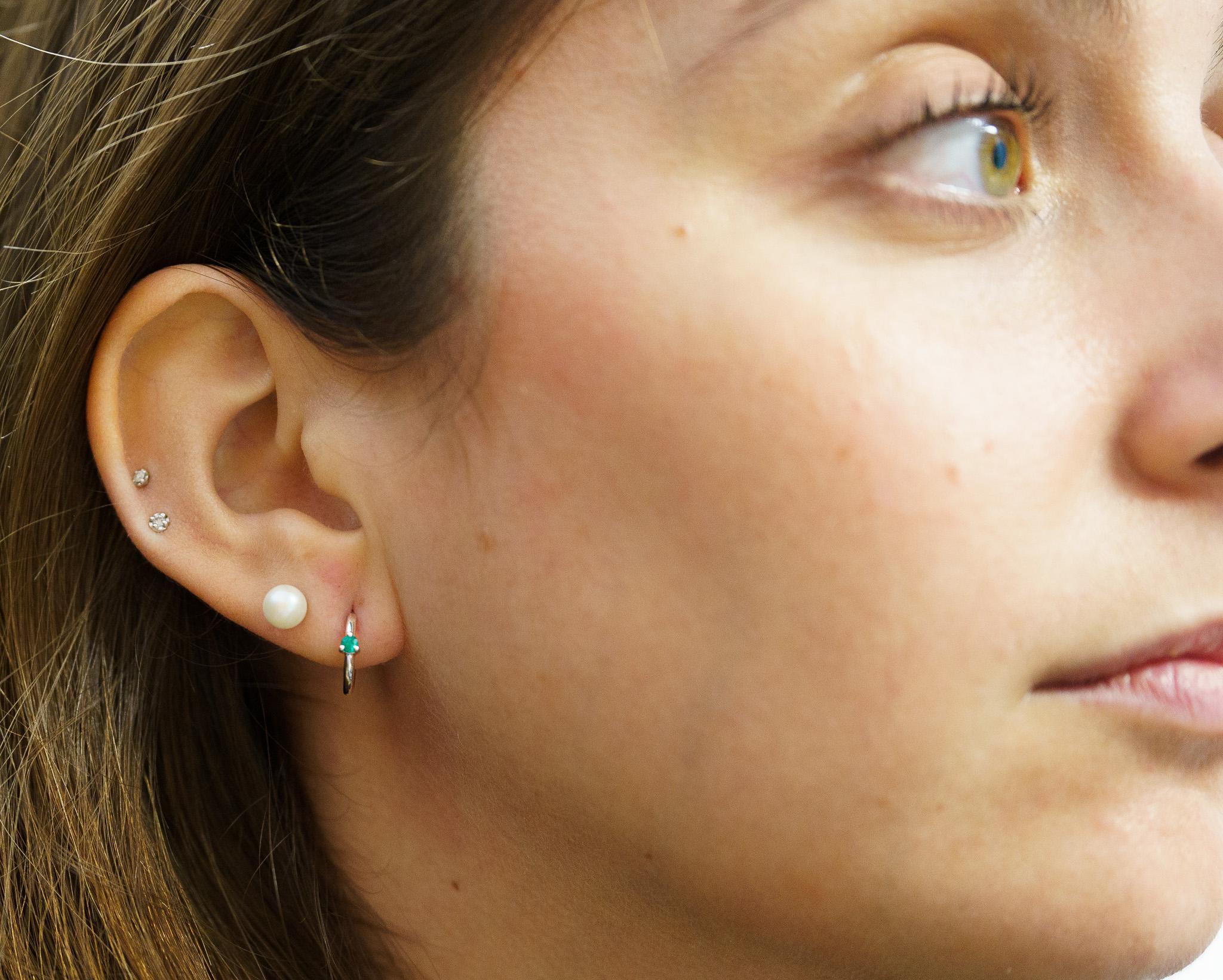 Natürlicher Smaragd Multi Placement Huggie-Ohrringe aus 14K massivem Weißgold (Moderne) im Angebot