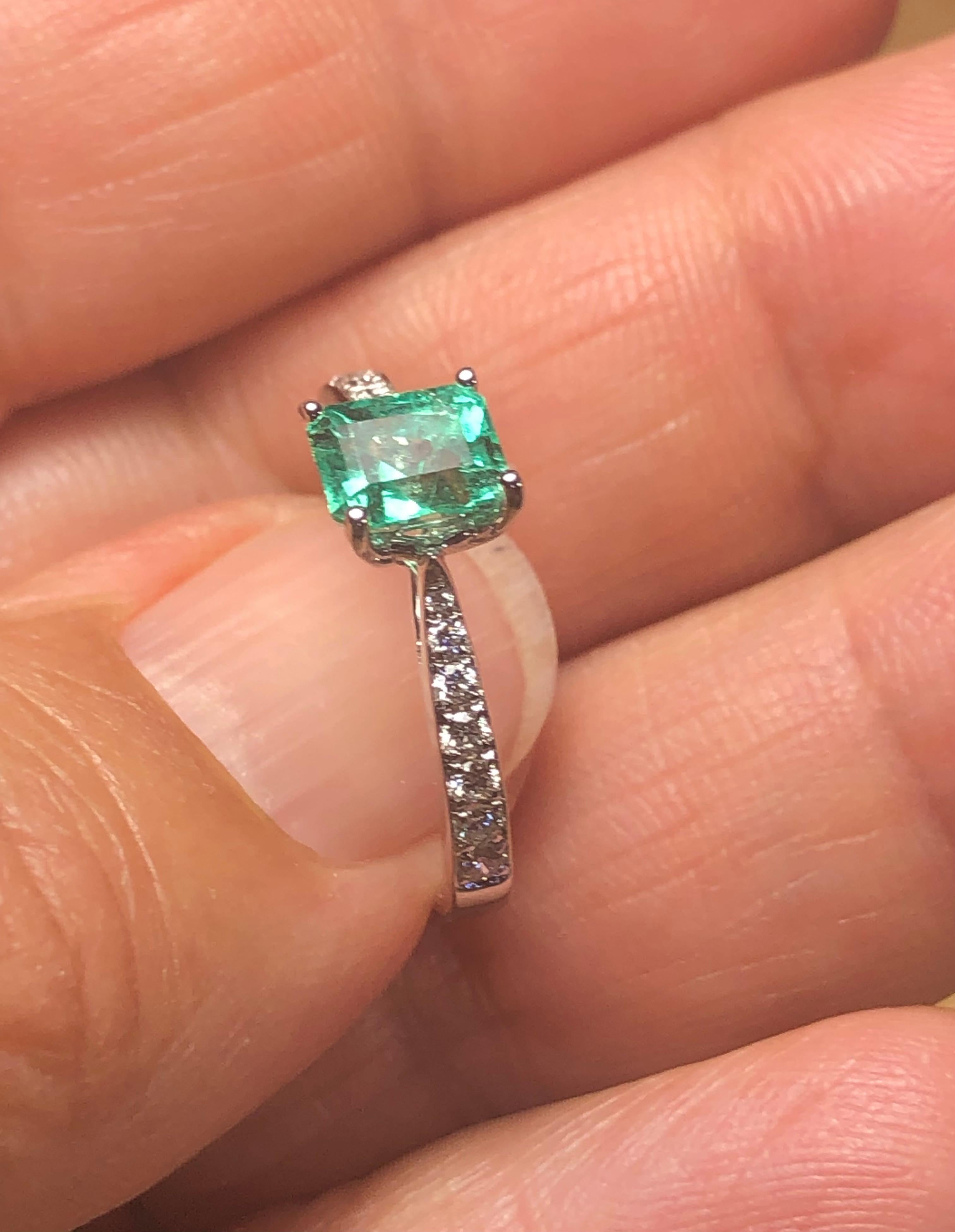 Women's Natural Emerald & Natural Diamond Engagement Ring 18K White Gold For Sale