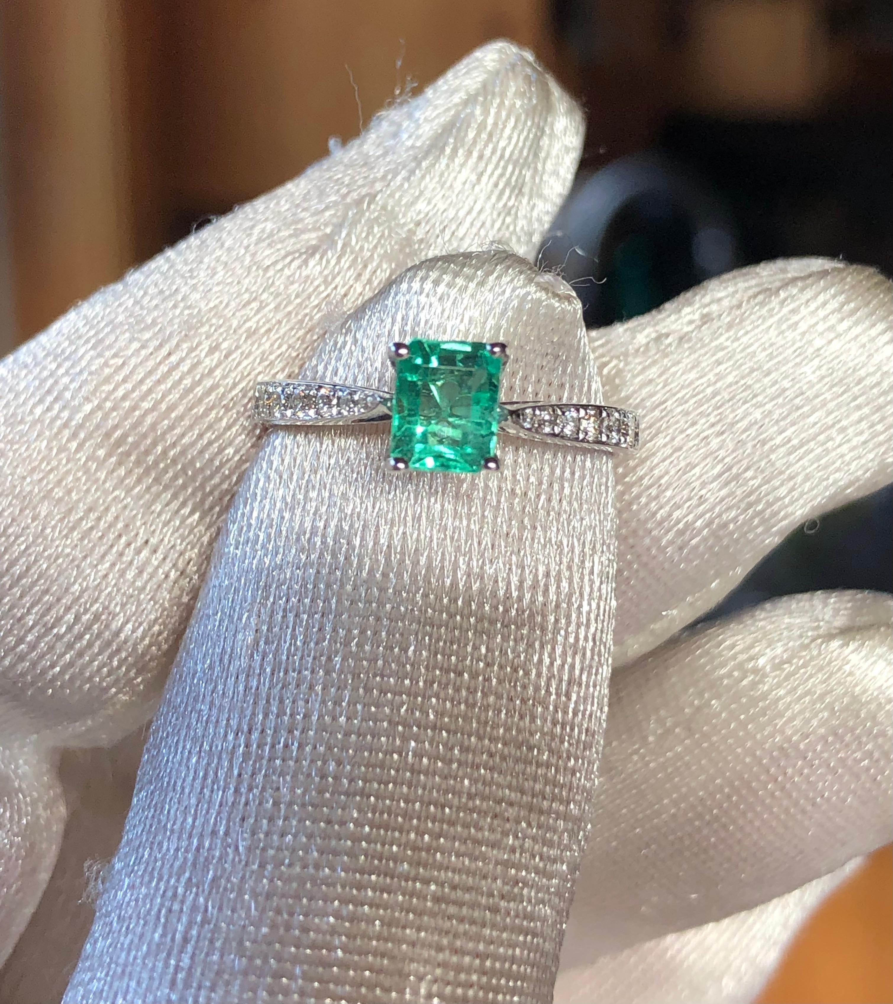 Natural Emerald & Natural Diamond Engagement Ring 18K White Gold For Sale 2