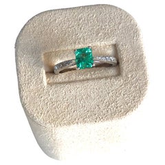 Anello di fidanzamento con smeraldo naturale e diamante naturale in oro bianco 18 carati