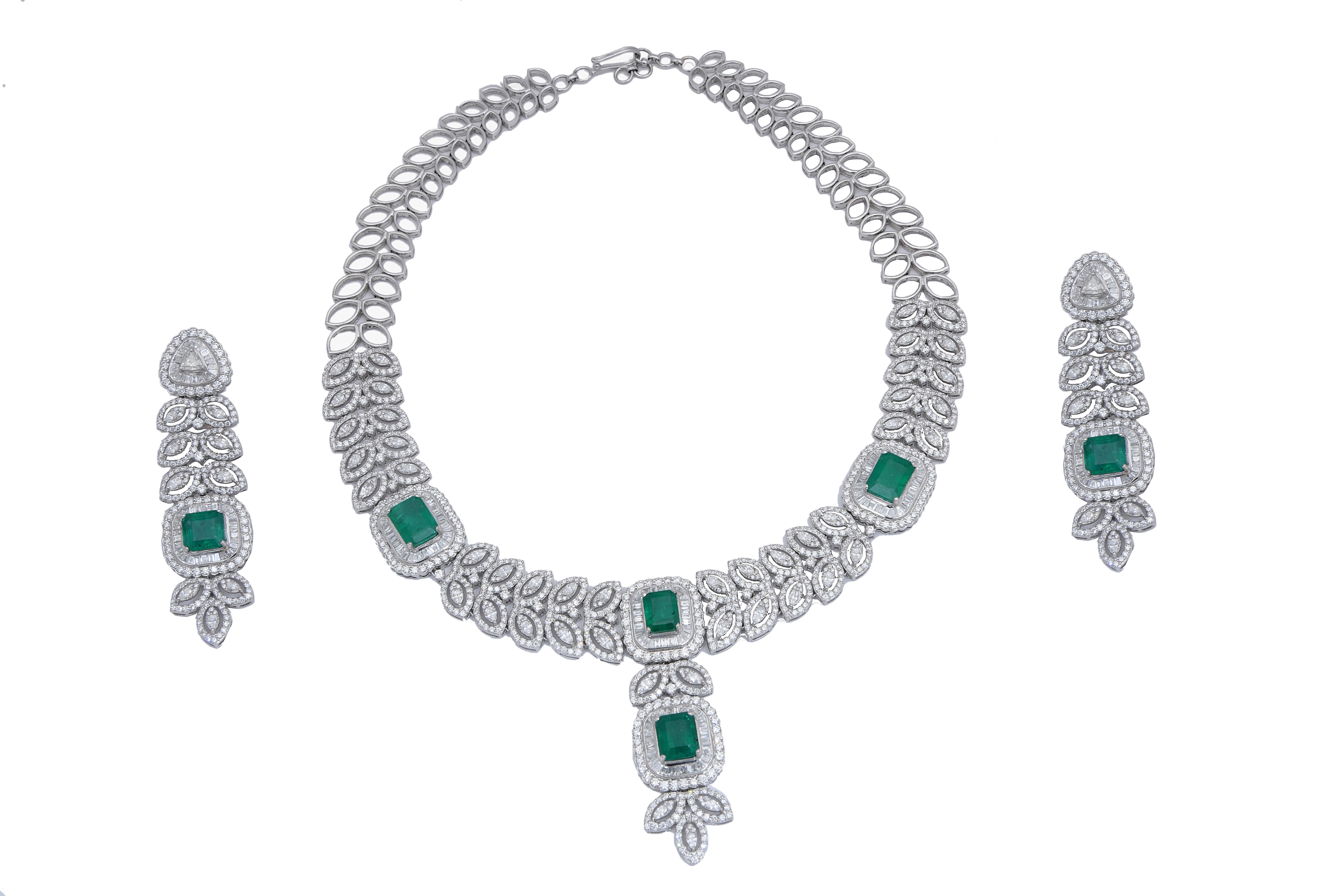 this is an amazing necklace set with
diamond : 21.93 carats
emerald : 19.65 carats
gold : 84.512 gms


Please read my reviews to make yourself comfortable.
I don't want to sell just one time but make customers for life.
All our jewelry comes with a