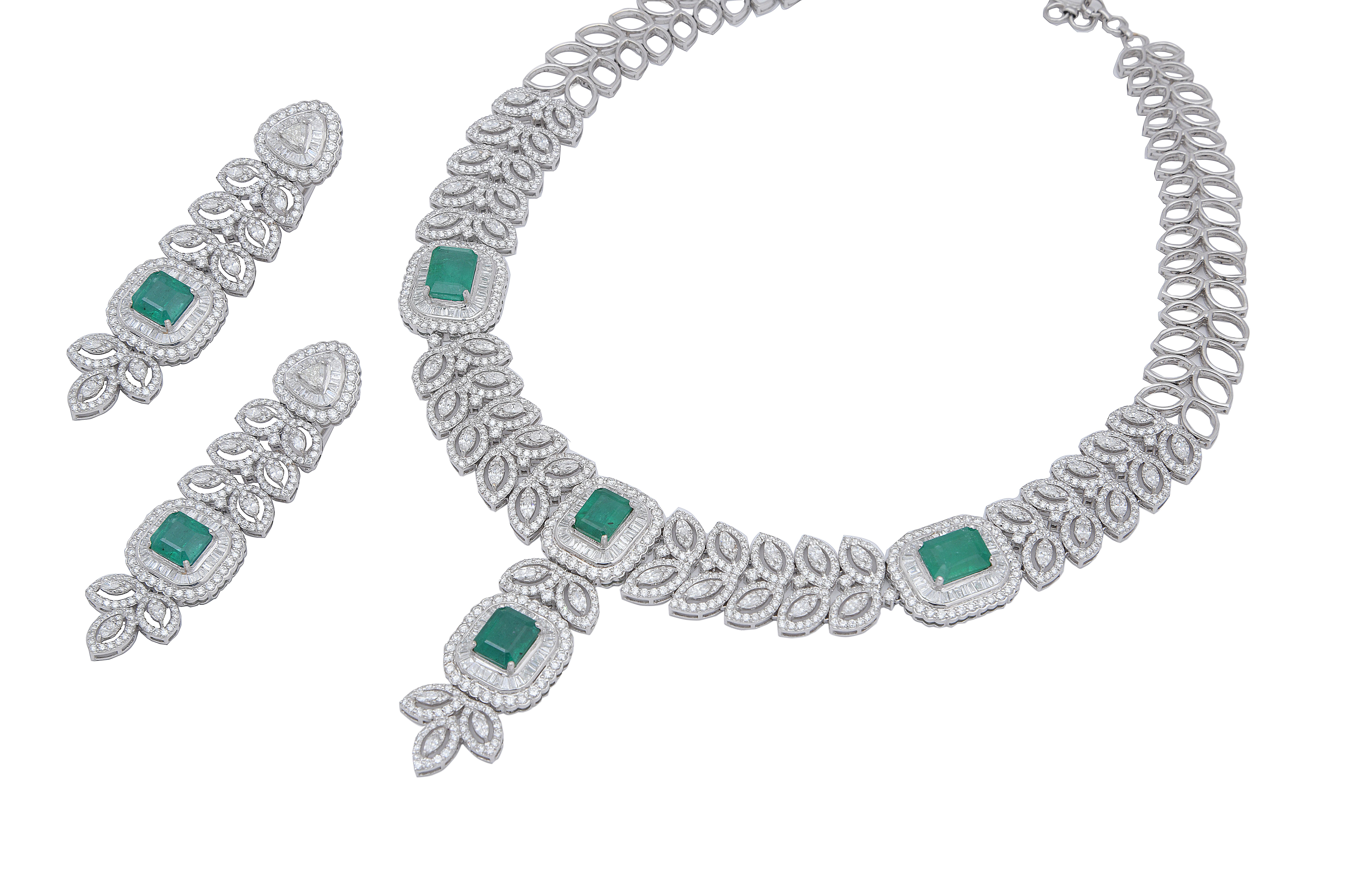 Collier d'émeraudes naturelles avec diamants de 21,93 carats et émeraudes de 19,65 carats et or 14 carats  Pour femmes en vente