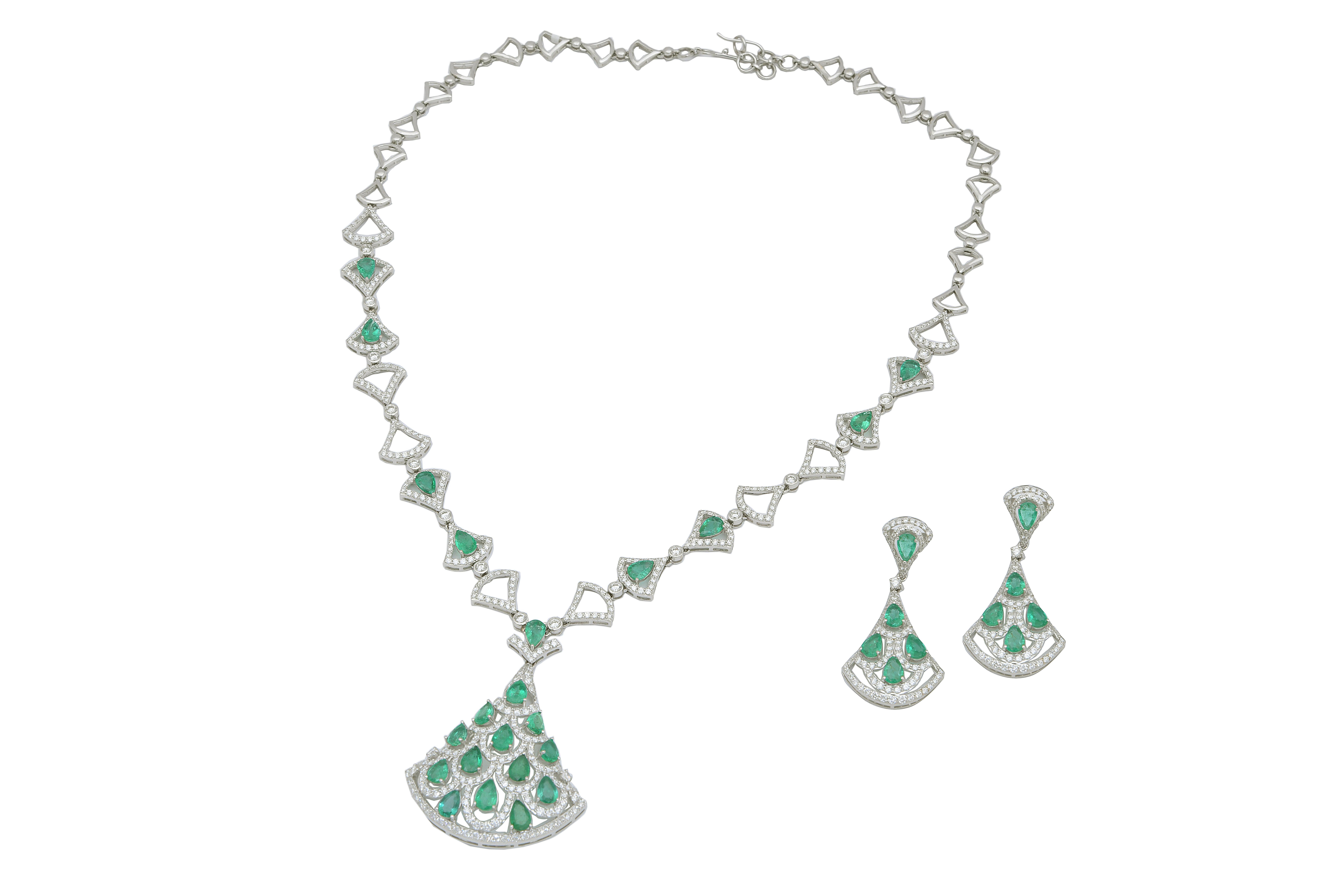 Natürlicher Smaragd Halskette mit 7,98 cts Diamant & 10,54cts Smaragd mit Gold 14k im Zustand „Neu“ im Angebot in New York, NY