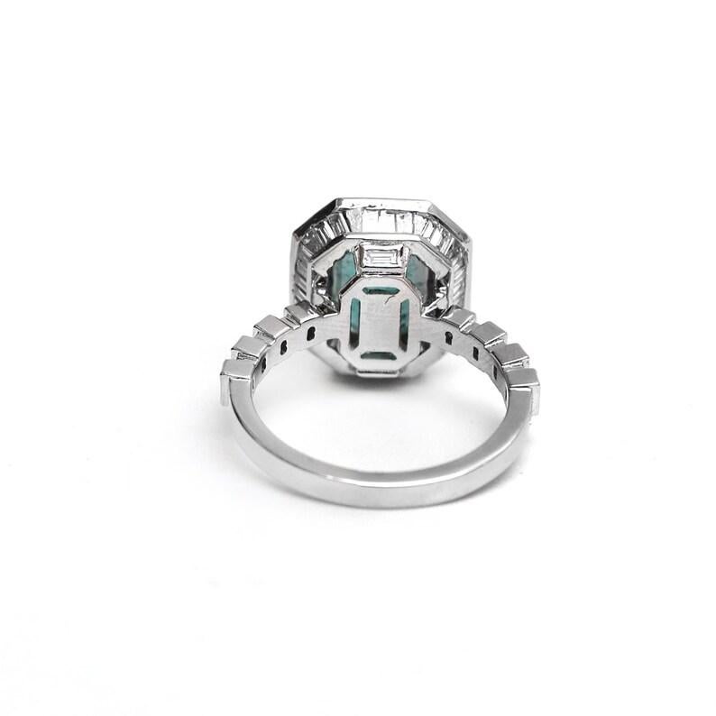 Natural Emerald octagon channel set diamond ring gold in 18k In New Condition In jaipur, IN