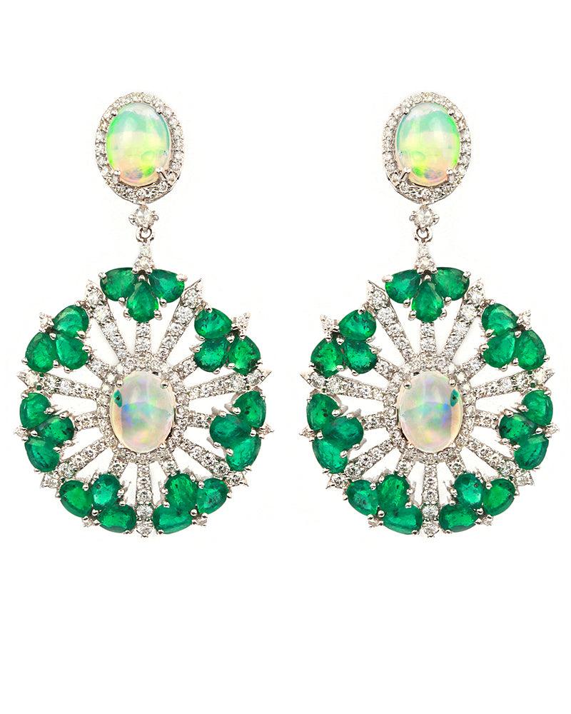 I nostri squisiti orecchini di diamanti in oro bianco 18 carati con smeraldo opale sono un classico senza tempo che irradia raffinatezza e lusso. Impreziosito da splendidi diamanti e da un sorprendente smeraldo opalino, questo capolavoro parla di