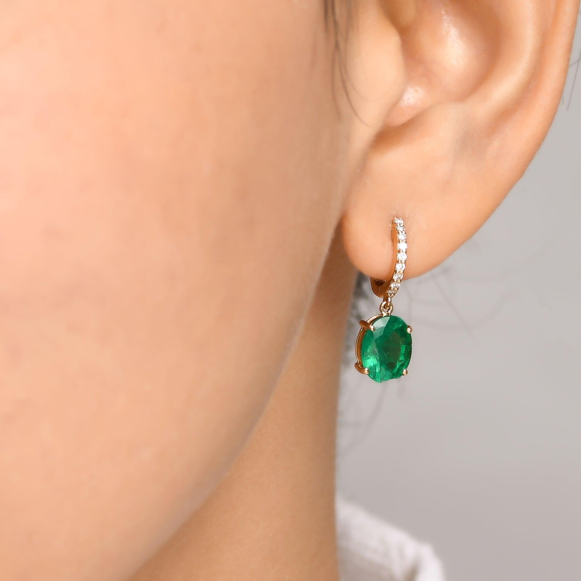 Orecchini di diamanti ovali con smeraldo Nature In condizioni Nuovo in vendita a jaipur, IN